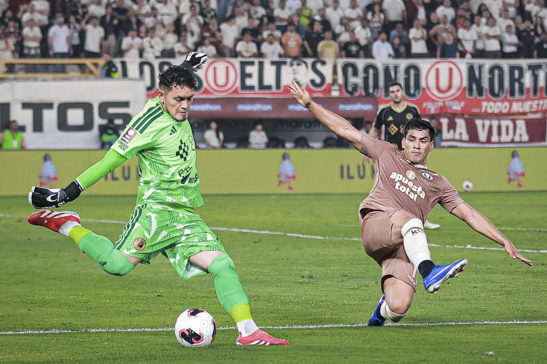 Universitario de Deportes derrotó 2-1 a Cusco FC en el Estadio Monumental por la segunda fecha del Torneo Clausura. Los goles cremas fueron anotados por Alex Valera y Gianluca Lapadula, quien marcó su primer gol con la camiseta crema. Foto: Liga 1