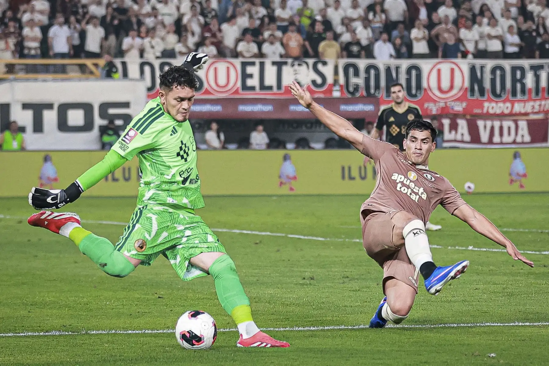 Universitario de Deportes derrotó 2-1 a Cusco FC en el Estadio Monumental por la segunda fecha del Torneo Clausura. Los goles cremas fueron anotados por Alex Valera y Gianluca Lapadula, quien marcó su primer gol con la camiseta crema. Foto: Liga 1
