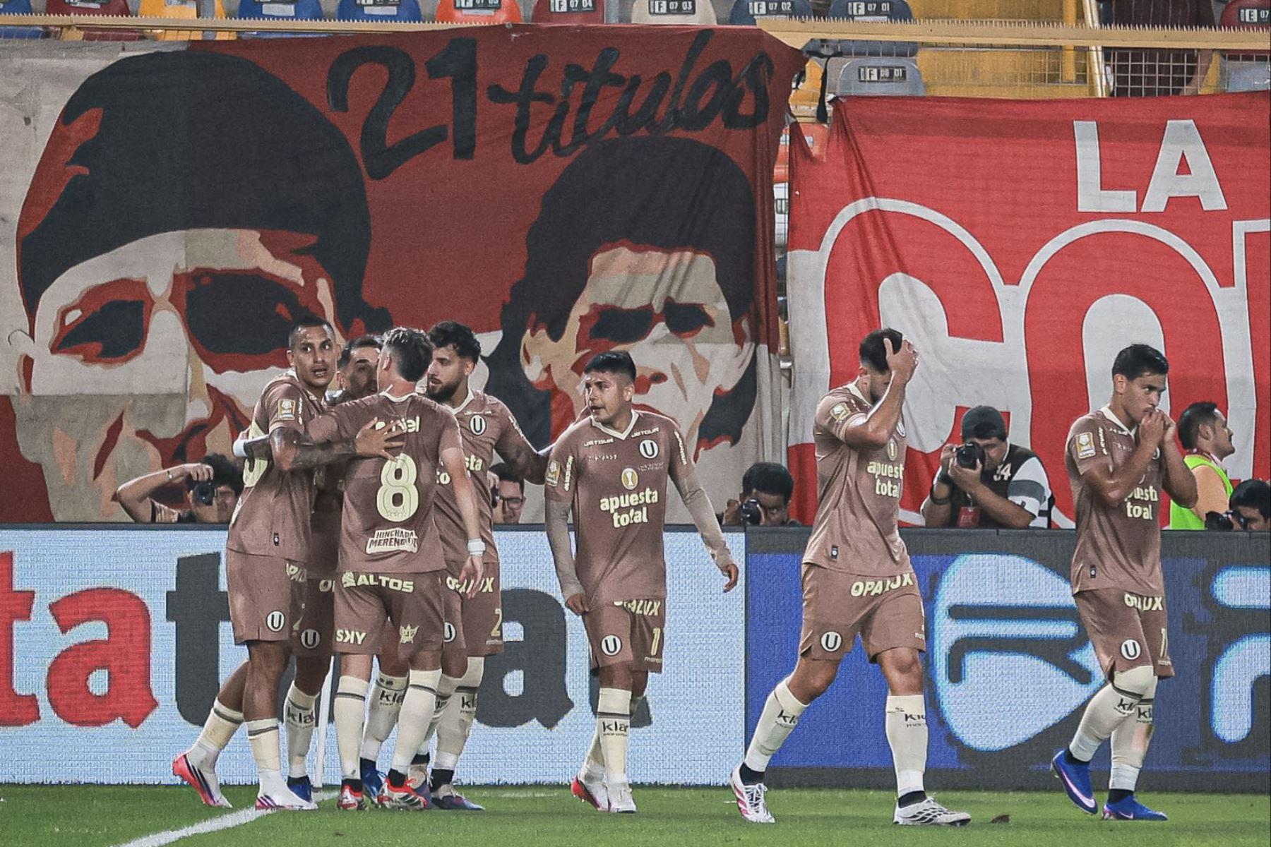 Universitario de Deportes derrotó 2-1 a Cusco FC en el Estadio Monumental por la segunda fecha del Torneo Clausura. Los goles cremas fueron anotados por Alex Valera y Gianluca Lapadula, quien marcó su primer gol con la camiseta crema. Foto: Liga 1