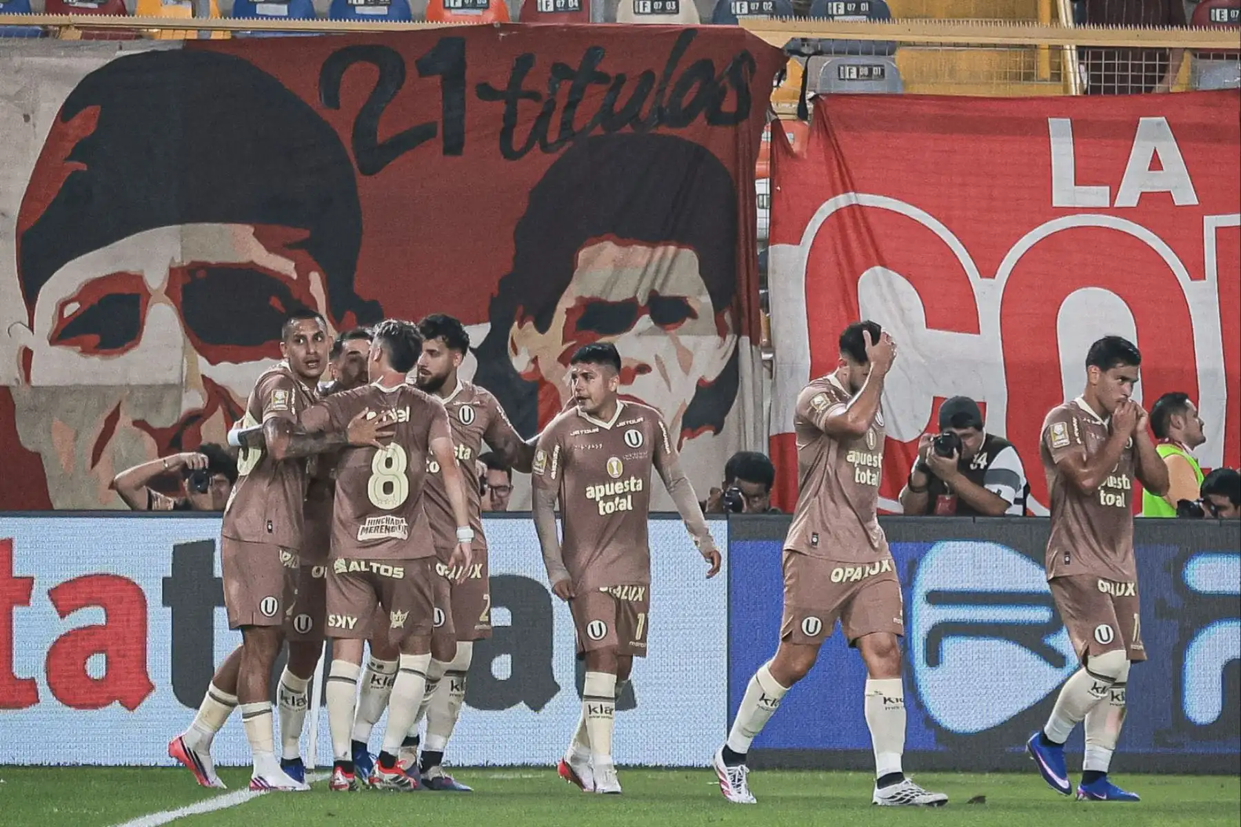 Universitario de Deportes derrotó 2-1 a Cusco FC en el Estadio Monumental por la segunda fecha del Torneo Clausura. Los goles cremas fueron anotados por Alex Valera y Gianluca Lapadula, quien marcó su primer gol con la camiseta crema. Foto: Liga 1