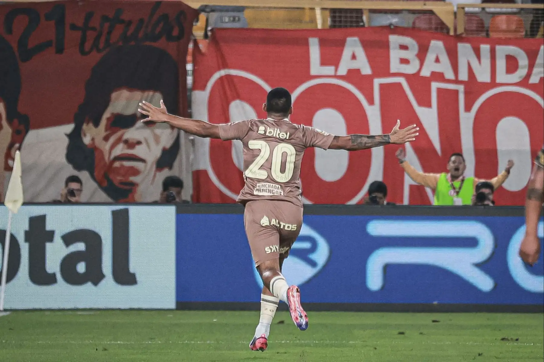 Universitario de Deportes derrotó 2-1 a Cusco FC en el Estadio Monumental por la segunda fecha del Torneo Clausura. Los goles cremas fueron anotados por Alex Valera y Gianluca Lapadula, quien marcó su primer gol con la camiseta crema. Foto: Liga 1