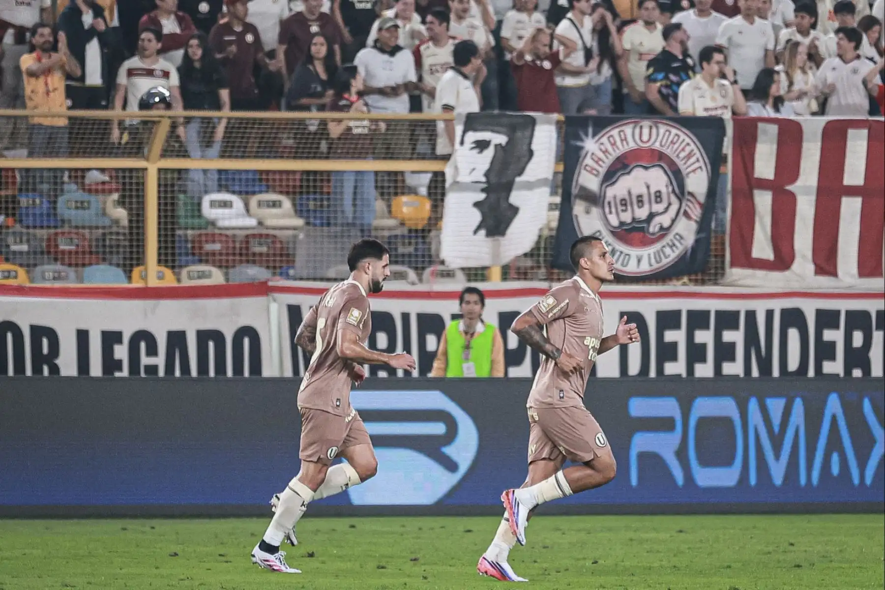 Universitario de Deportes derrotó 2-1 a Cusco FC en el Estadio Monumental por la segunda fecha del Torneo Clausura. Los goles cremas fueron anotados por Alex Valera y Gianluca Lapadula, quien marcó su primer gol con la camiseta crema. Foto: Liga 1