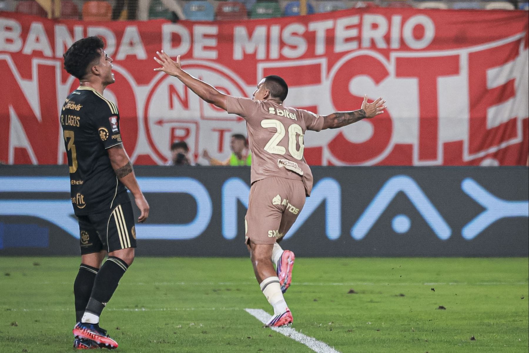 Universitario de Deportes derrotó 2-1 a Cusco FC en el Estadio Monumental por la segunda fecha del Torneo Clausura. Los goles cremas fueron anotados por Alex Valera y Gianluca Lapadula, quien marcó su primer gol con la camiseta crema. Foto: Liga 1