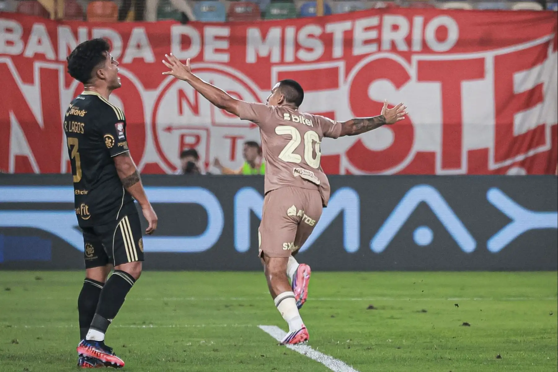Universitario de Deportes derrotó 2-1 a Cusco FC en el Estadio Monumental por la segunda fecha del Torneo Clausura. Los goles cremas fueron anotados por Alex Valera y Gianluca Lapadula, quien marcó su primer gol con la camiseta crema. Foto: Liga 1