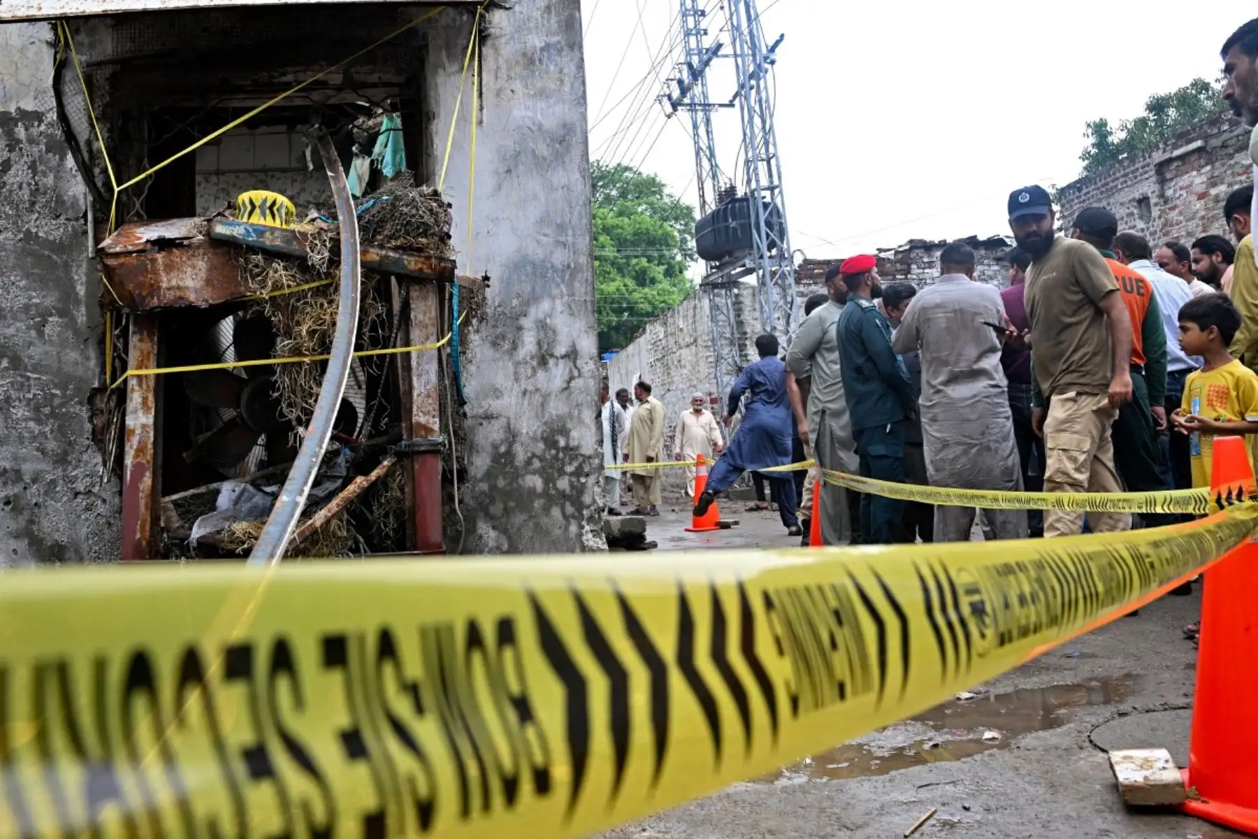 Personal de rescate y residentes se reúnen frente a una casa parcialmente derrumbada tras las fuertes lluvias en Lahore, Pakistán, el 25 de julio de 2026. Foto: AFP