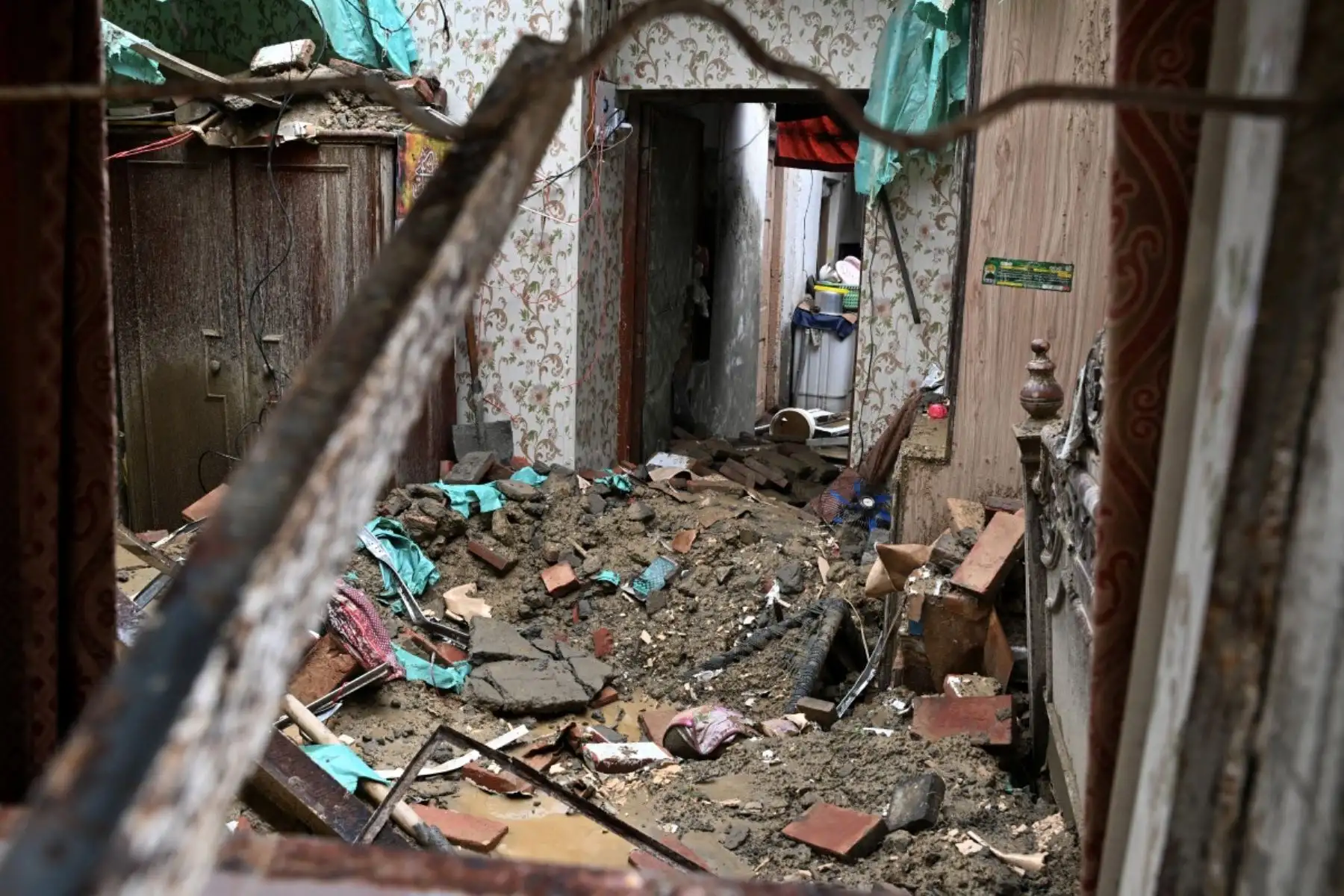 Se observan los escombros de una casa parcialmente derrumbada tras las fuertes lluvias en Lahore, Pakistán, el 25 de julio de 2026. Foto: AFP