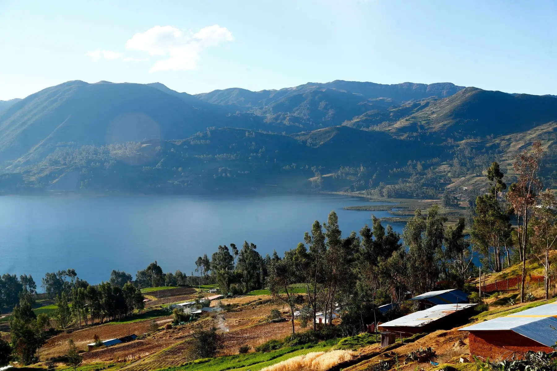 La laguna Pacucha se encuentra en el distrito del mismo nombre, a 17 kilómetros de la ciudad de Andahyalas, y es la más grande de la región Apurímac y una de las más grandes del Perú. Cuenta una leyenda ancestral que debajo de toda la masa de agua se encuentra una ciudad perdida. Foto: ANDINA/Daniel Bracamonte