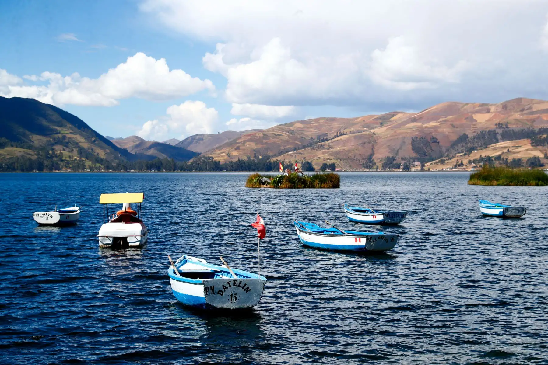 La laguna Pacucha de Apurímac es uno de los principales atractivos de la región. Muchos turistas suelen pasear por la laguna en bote, apreciar el paisaje y la fauna silvestre que ahí habita, y de paso disfrutar de la gastronomía del lugar y visitar el sitio arqueológico de Sóndor que se ubica muy cerca. Foto: ANDINA/Daniel Bracamonte