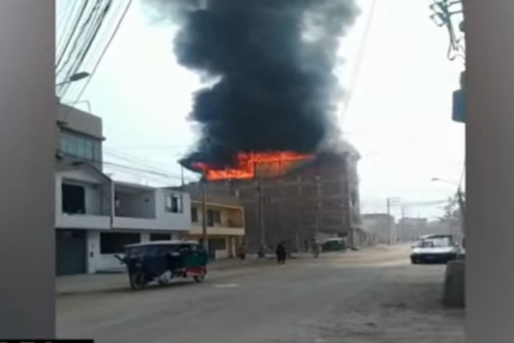 Bomberos atienden incendio de gran magnitud en la zona de Trapiche, en Comas