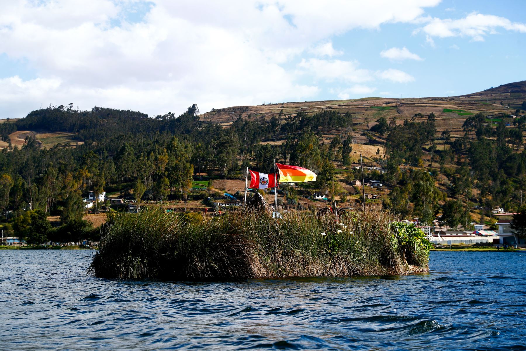 La laguna Pacucha se encuentra en el distrito del mismo nombre, a 17 kilómetros de la ciudad de Andahyalas, y es la más grande de la región Apurímac y una de las más grandes del Perú. Cuenta una leyenda ancestral que debajo de toda la masa de agua se encuentra una ciudad perdida. Foto: ANDINA/Daniel Bracamonte
