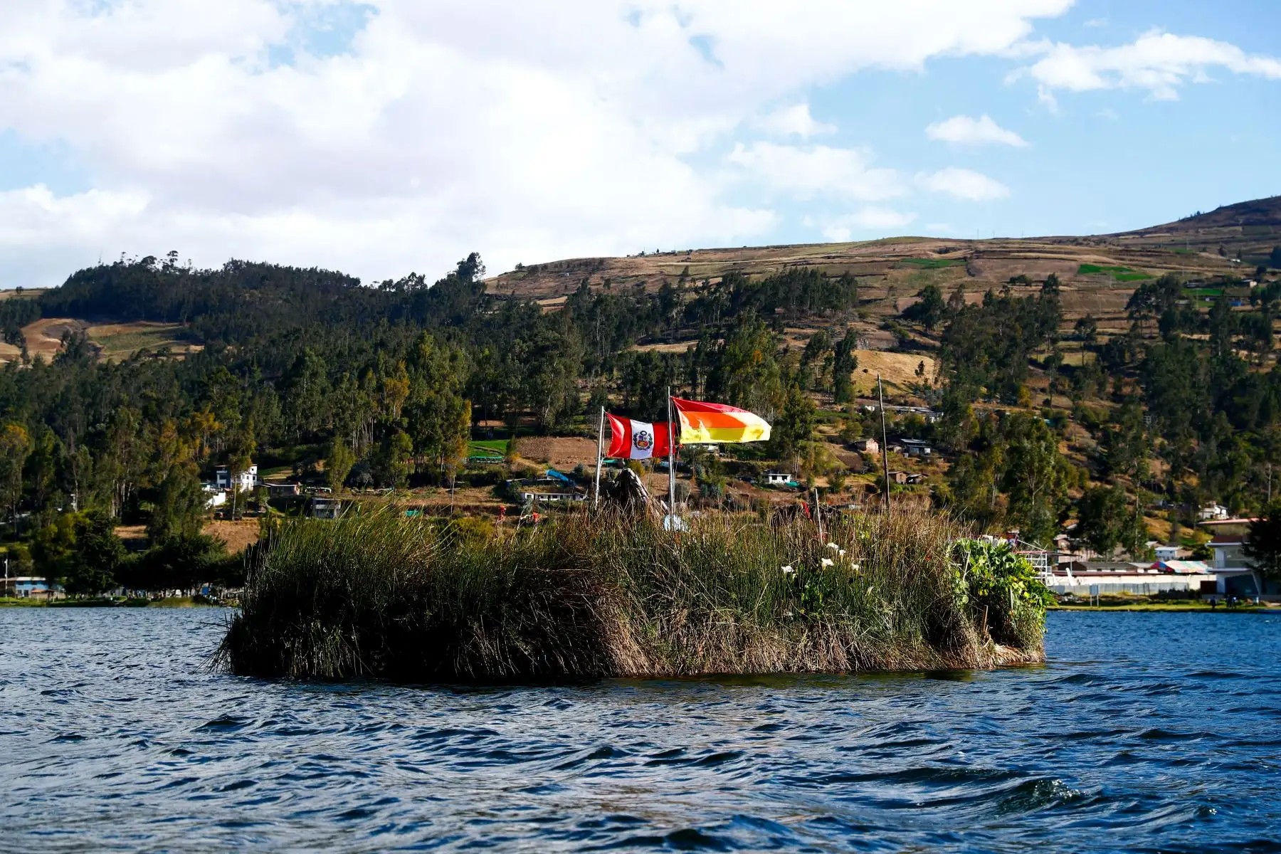 La laguna Pacucha de Apurímac es uno de los principales atractivos de la región. Muchos turistas suelen pasear por la laguna en bote, apreciar el paisaje y la fauna silvestre que ahí habita, y de paso disfrutar de la gastronomía del lugar y visitar el sitio arqueológico de Sóndor que se ubica muy cerca. Foto: ANDINA/Daniel Bracamonte
