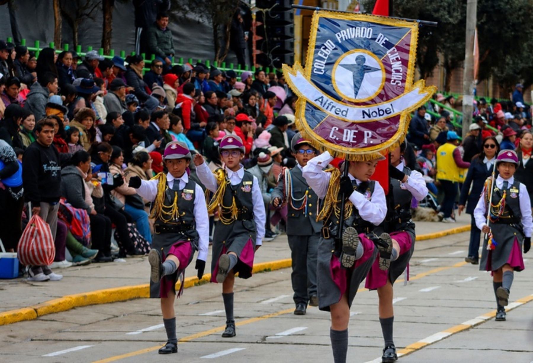 Fiestas Patrias: color y fervor patriótico en desfile cívico escolar y militar en Pasco