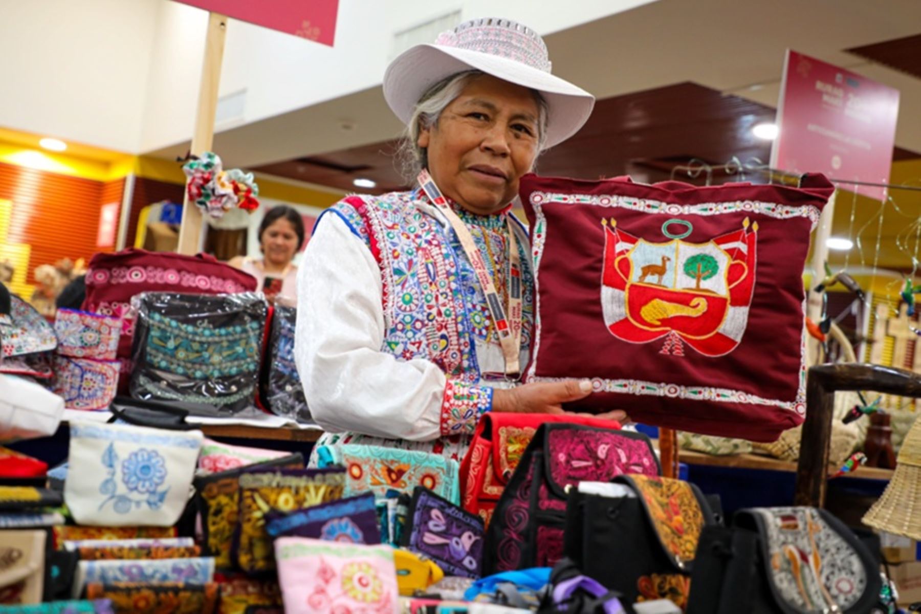 Pensión 65: usuarios transforman sus tradiciones en arte en exposición Ruraq Maki