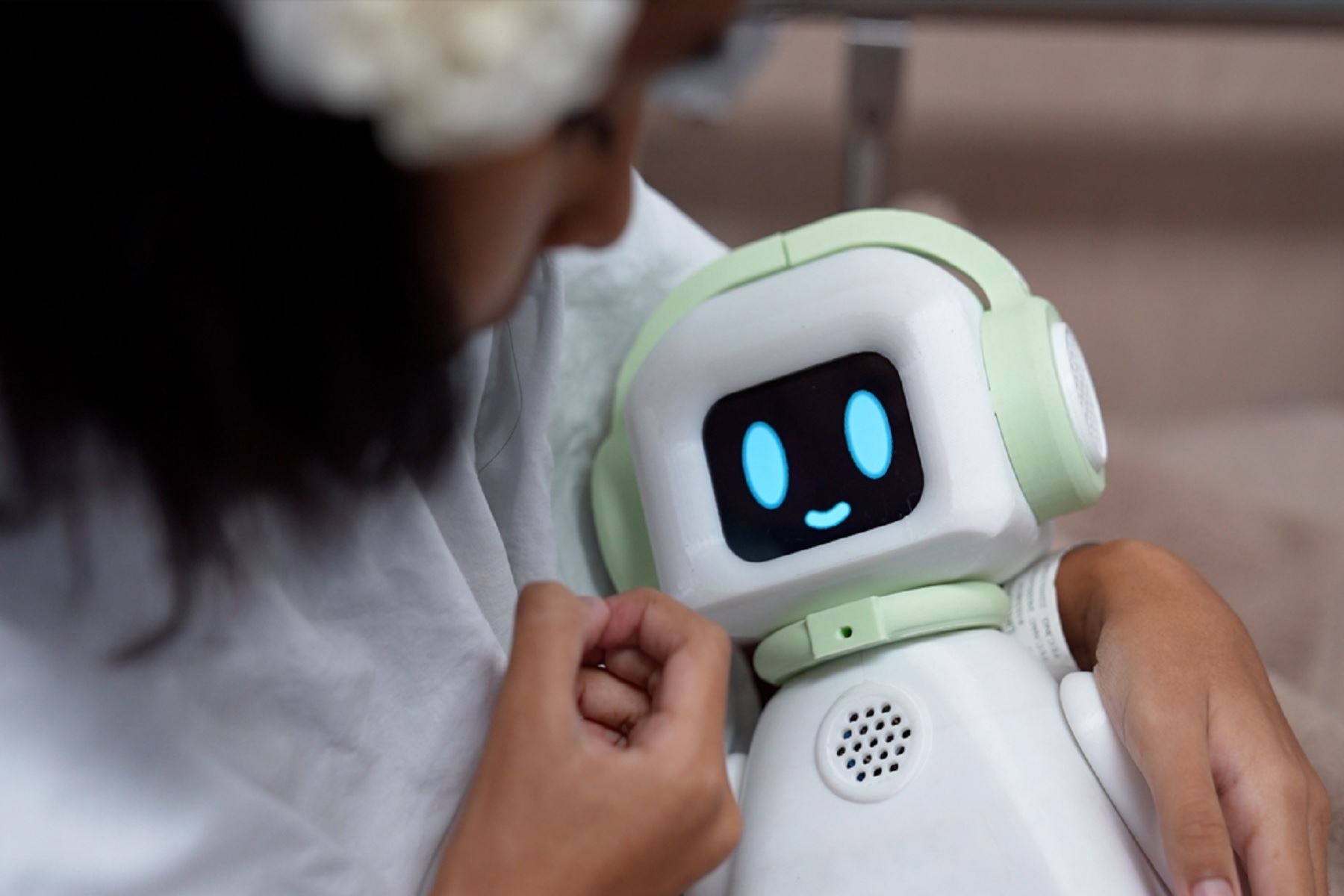 EsSalud crea robot inteligente para reducir ansiedad y depresión en pacientes pediatricos