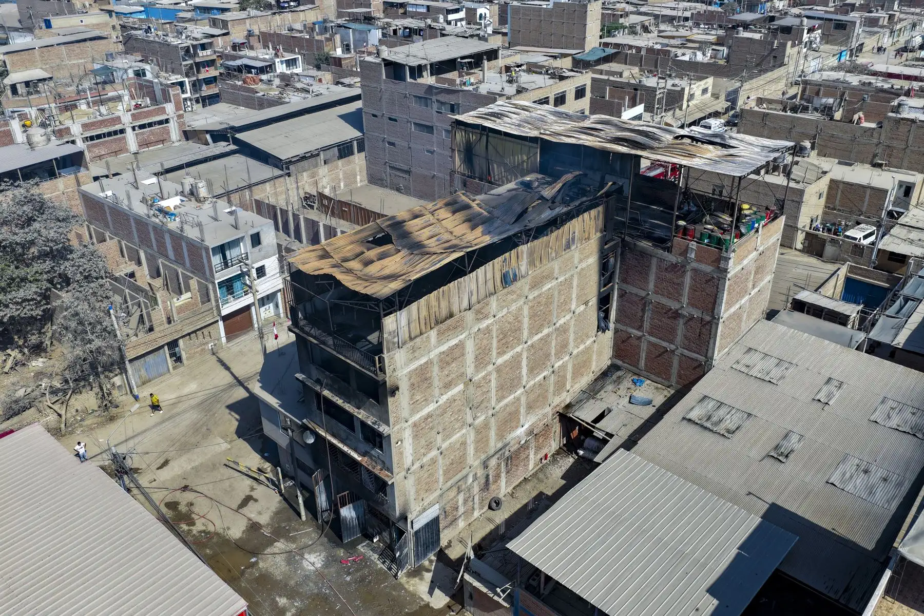 Un incendio de regulares proporciones se desató en un inmueble con material inflamable ubicado en la zona de Trapiche en Comas, desde horas de la mañana del sábado 25 de julio de 2026. Unas 9 unidades del Cuerpo General de Bomberos Voluntarios del Perú acudieron al lugar para controlar la emergencia. Foto: ANDINA/Daniel Bracamonte