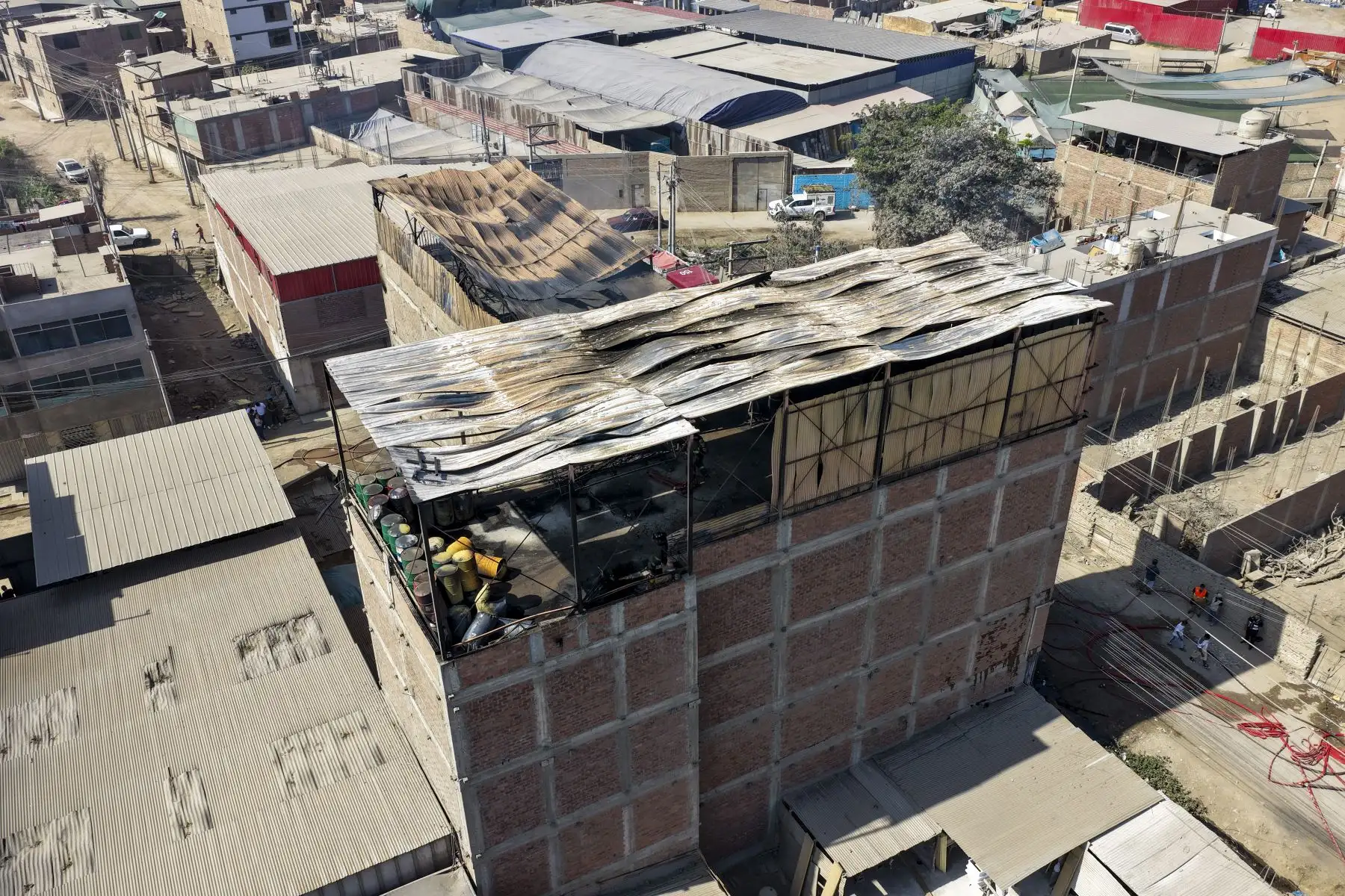 Un incendio de regulares proporciones se desató en un inmueble con material inflamable ubicado en la zona de Trapiche en Comas, desde horas de la mañana del sábado 25 de julio de 2026. Unas 9 unidades del Cuerpo General de Bomberos Voluntarios del Perú acudieron al lugar para controlar la emergencia. Foto: ANDINA/Daniel Bracamonte