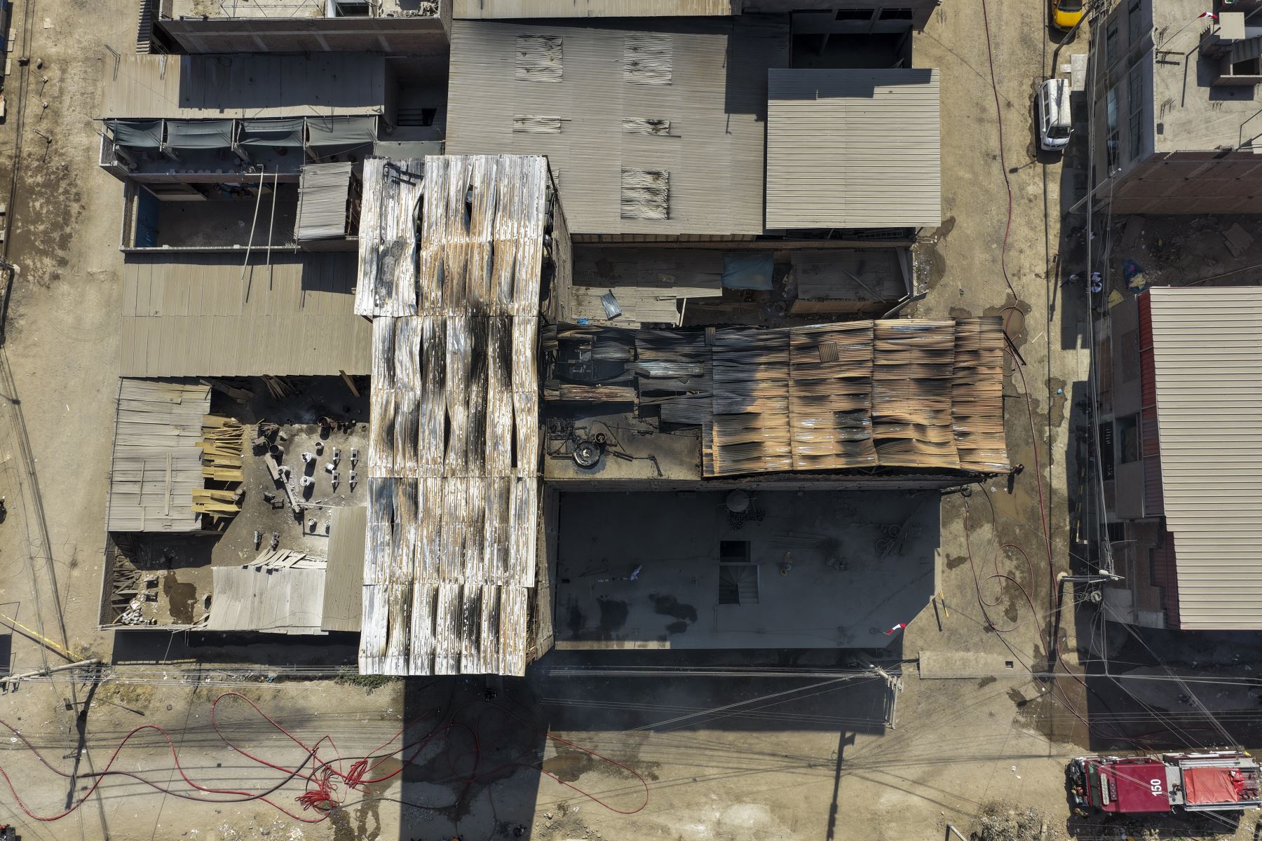 Un incendio de regulares proporciones se desató en un inmueble con material inflamable ubicado en la zona de Trapiche en Comas, desde horas de la mañana del sábado 25 de julio de 2026. Unas 9 unidades del Cuerpo General de Bomberos Voluntarios del Perú acudieron al lugar para controlar la emergencia. Foto: ANDINA/Daniel Bracamonte