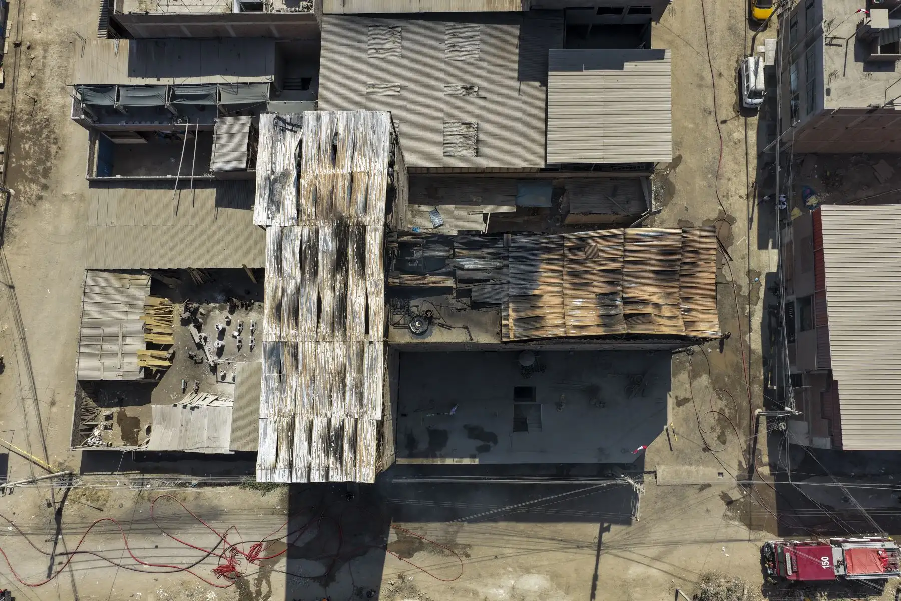 Un incendio de regulares proporciones se desató en un inmueble con material inflamable ubicado en la zona de Trapiche en Comas, desde horas de la mañana del sábado 25 de julio de 2026. Unas 9 unidades del Cuerpo General de Bomberos Voluntarios del Perú acudieron al lugar para controlar la emergencia. Foto: ANDINA/Daniel Bracamonte