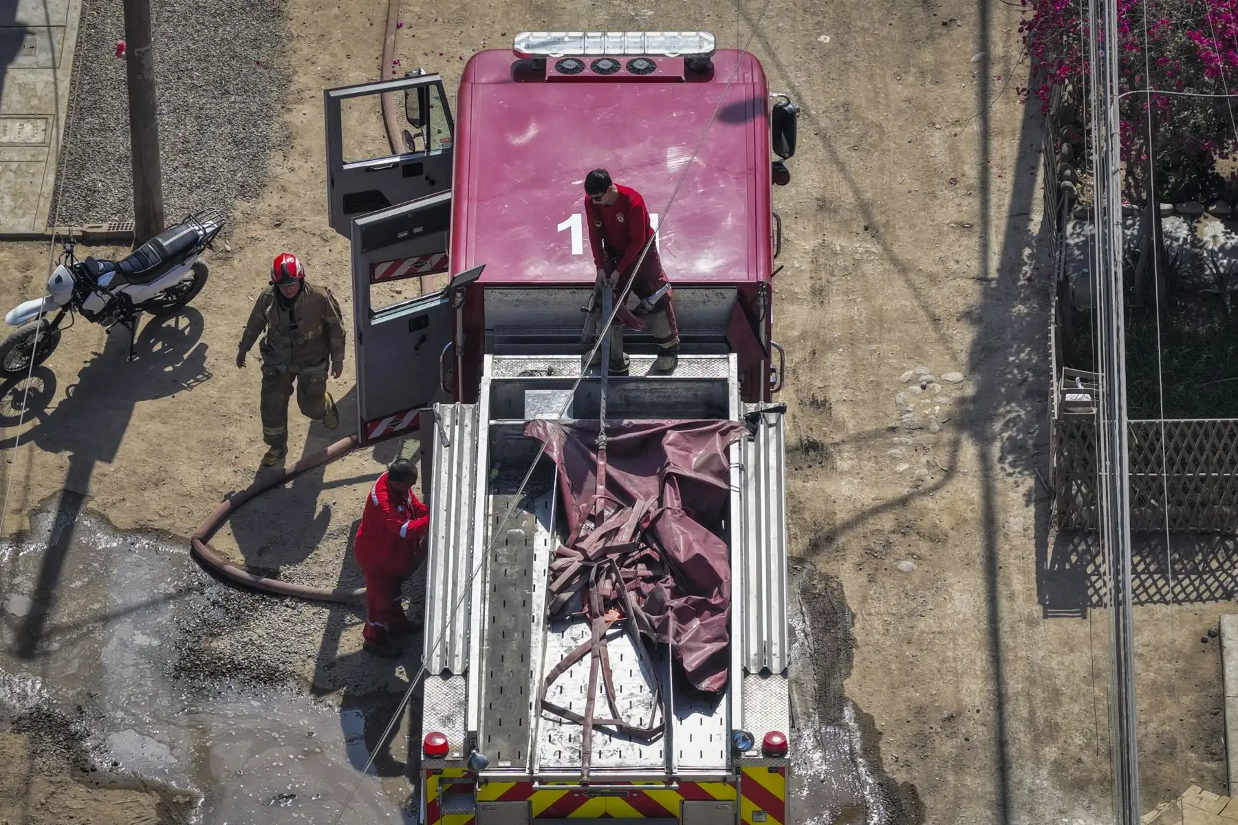 Un incendio de regulares proporciones se desató en un inmueble con material inflamable ubicado en la zona de Trapiche en Comas, desde horas de la mañana del sábado 25 de julio de 2026. Unas 9 unidades del Cuerpo General de Bomberos Voluntarios del Perú acudieron al lugar para controlar la emergencia. Foto: ANDINA/Daniel Bracamonte