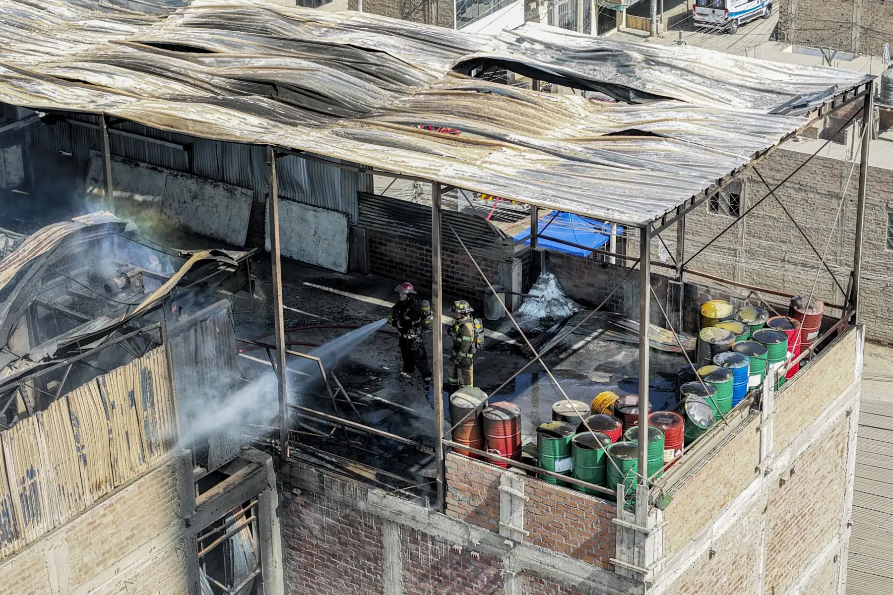 Un incendio de regulares proporciones se desató en un inmueble con material inflamable ubicado en la zona de Trapiche en Comas, desde horas de la mañana del sábado 25 de julio de 2026. Unas 9 unidades del Cuerpo General de Bomberos Voluntarios del Perú acudieron al lugar para controlar la emergencia. Foto: ANDINA/Daniel Bracamonte