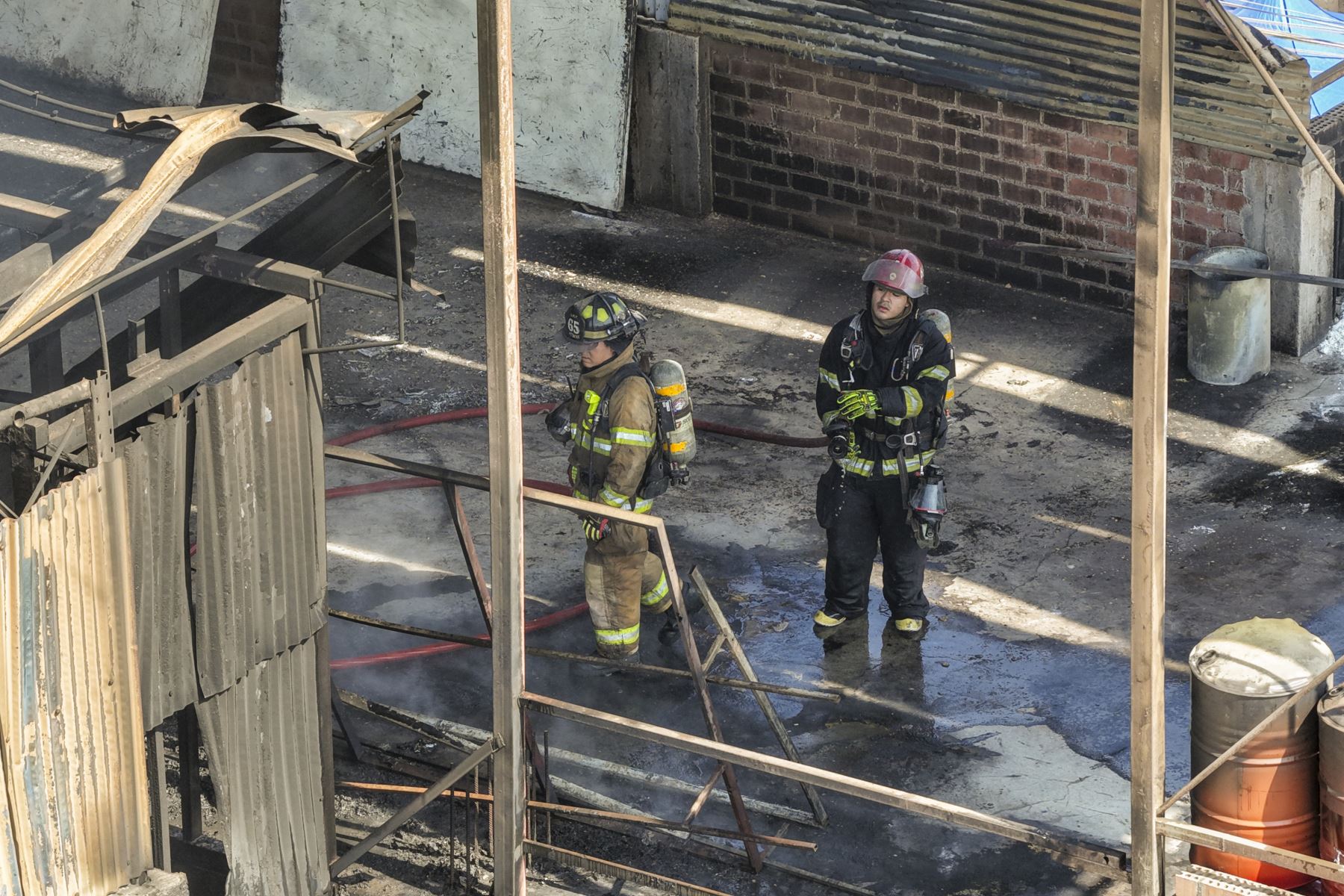 Un incendio de regulares proporciones se desató en un inmueble con material inflamable ubicado en la zona de Trapiche en Comas, desde horas de la mañana del sábado 25 de julio de 2026. Unas 9 unidades del Cuerpo General de Bomberos Voluntarios del Perú acudieron al lugar para controlar la emergencia. Foto: ANDINA/Daniel Bracamonte