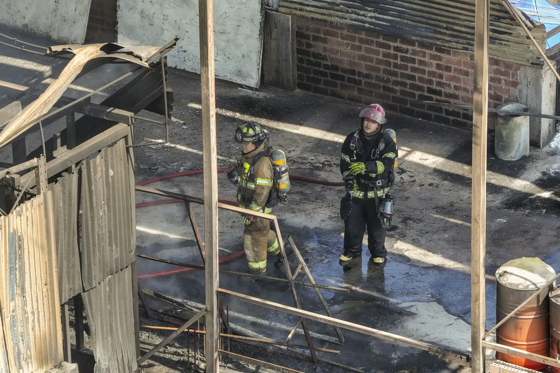 Un incendio de regulares proporciones se desató en un inmueble con material inflamable ubicado en la zona de Trapiche en Comas, desde horas de la mañana del sábado 25 de julio de 2026. Unas 9 unidades del Cuerpo General de Bomberos Voluntarios del Perú acudieron al lugar para controlar la emergencia. Foto: ANDINA/Daniel Bracamonte