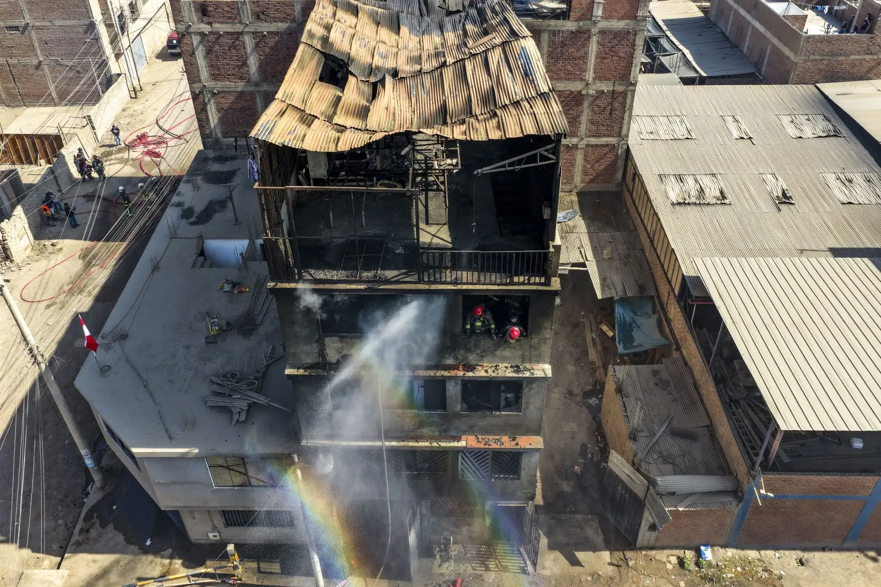 Un incendio de regulares proporciones se desató en un inmueble con material inflamable ubicado en la zona de Trapiche en Comas, desde horas de la mañana del sábado 25 de julio de 2026. Unas 9 unidades del Cuerpo General de Bomberos Voluntarios del Perú acudieron al lugar para controlar la emergencia. Foto: ANDINA/Daniel Bracamonte
