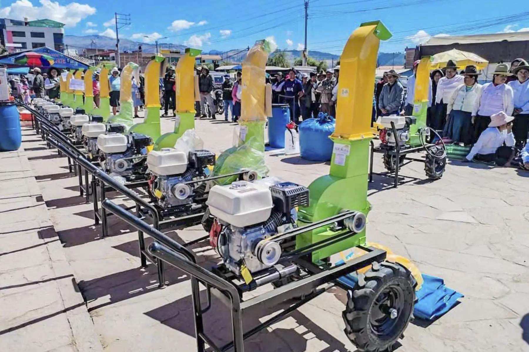 El Ministerio de Desarrollo Agrario y Riego (Midagri), a través de Agro Rural, culminó la entrega de 2,500 kits de aplicación foliar en 14 regiones del país, como parte del Plan Multisectorial ante Heladas y Friaje (PMHF) 2026. La intervención busca fortalecer el estado nutricional de los cultivos, mejorar su resistencia y contribuir a su recuperación frente a las bajas temperaturas. Foto: Midagri
