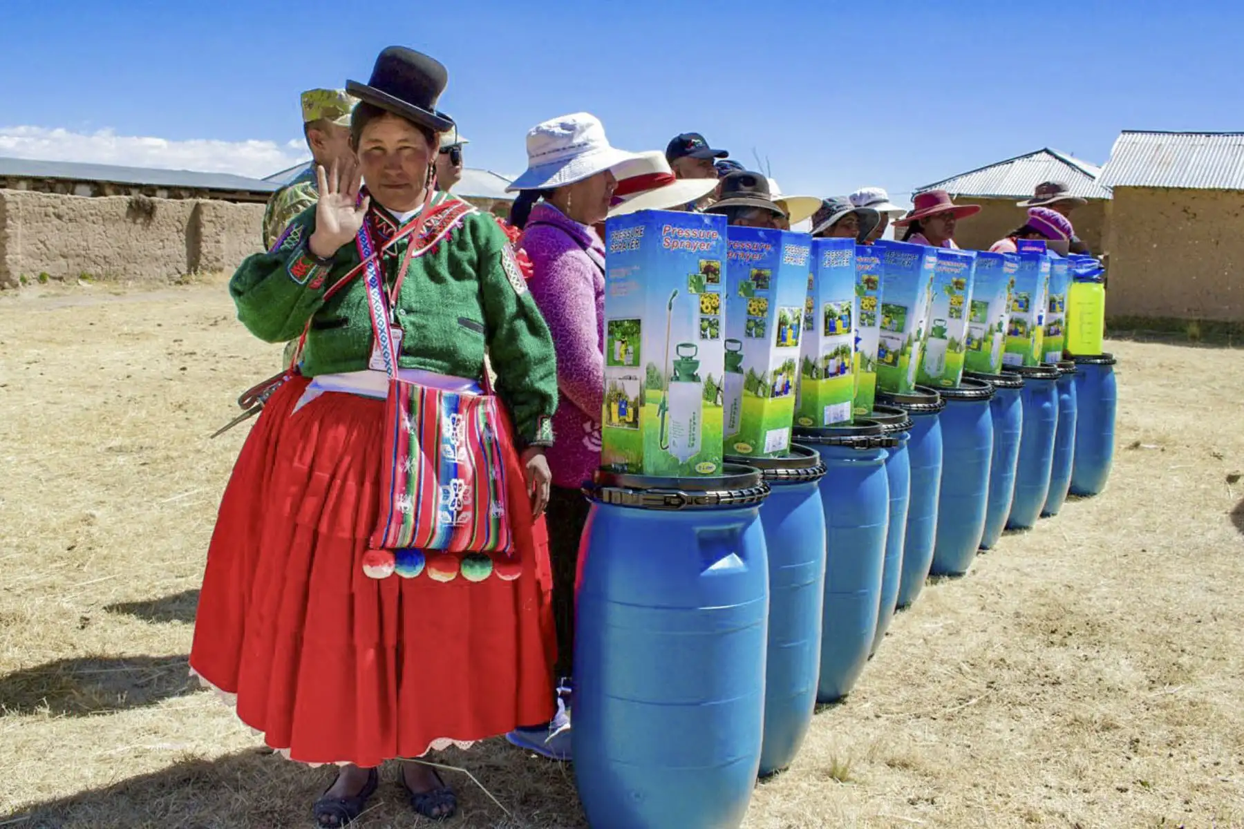El Ministerio de Desarrollo Agrario y Riego (Midagri), a través de Agro Rural, culminó la entrega de 2,500 kits de aplicación foliar en 14 regiones del país, como parte del Plan Multisectorial ante Heladas y Friaje (PMHF) 2026. La intervención busca fortalecer el estado nutricional de los cultivos, mejorar su resistencia y contribuir a su recuperación frente a las bajas temperaturas. Foto: Midagri