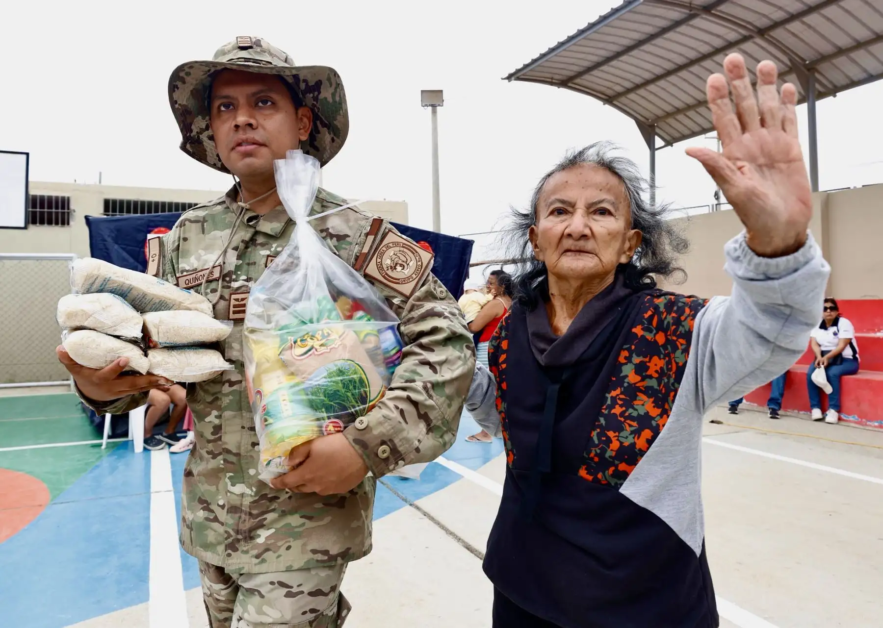 El ministro de Defensa, Amadeo Javier Flores Carcagno, encabezó hoy una nueva acción cívica del programa "Alas de Esperanza" en la provincia de Talara, región Piura, donde la Fuerza Aérea del Perú llevó ayuda humanitaria y atención integral a la población del asentamiento humano Mario Aguirre, en el distrito de Pariñas. Foto: Mindef
