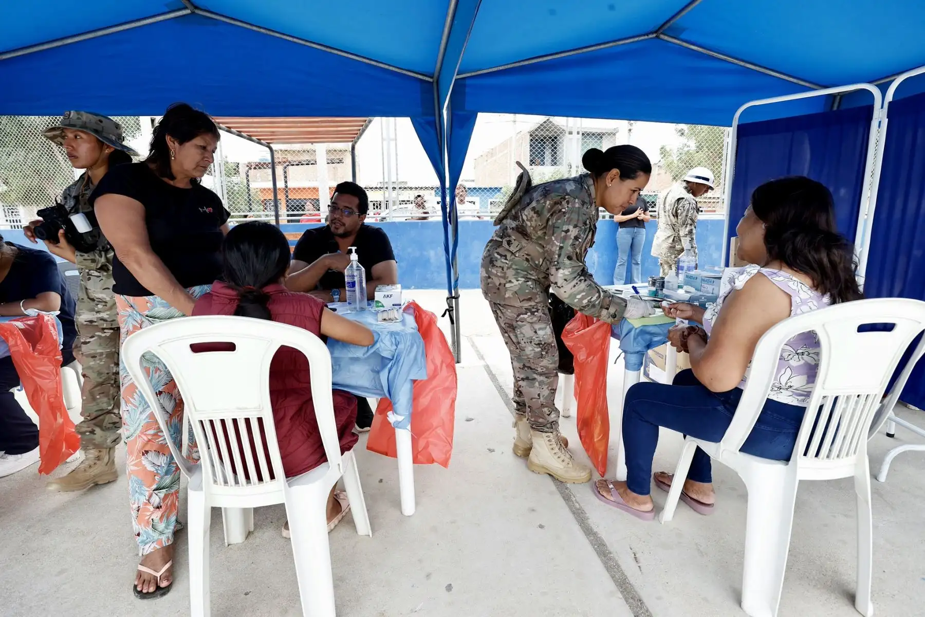 El ministro de Defensa, Amadeo Javier Flores Carcagno, encabezó hoy una nueva acción cívica del programa "Alas de Esperanza" en la provincia de Talara, región Piura, donde la Fuerza Aérea del Perú llevó ayuda humanitaria y atención integral a la población del asentamiento humano Mario Aguirre, en el distrito de Pariñas. Foto: Mindef
