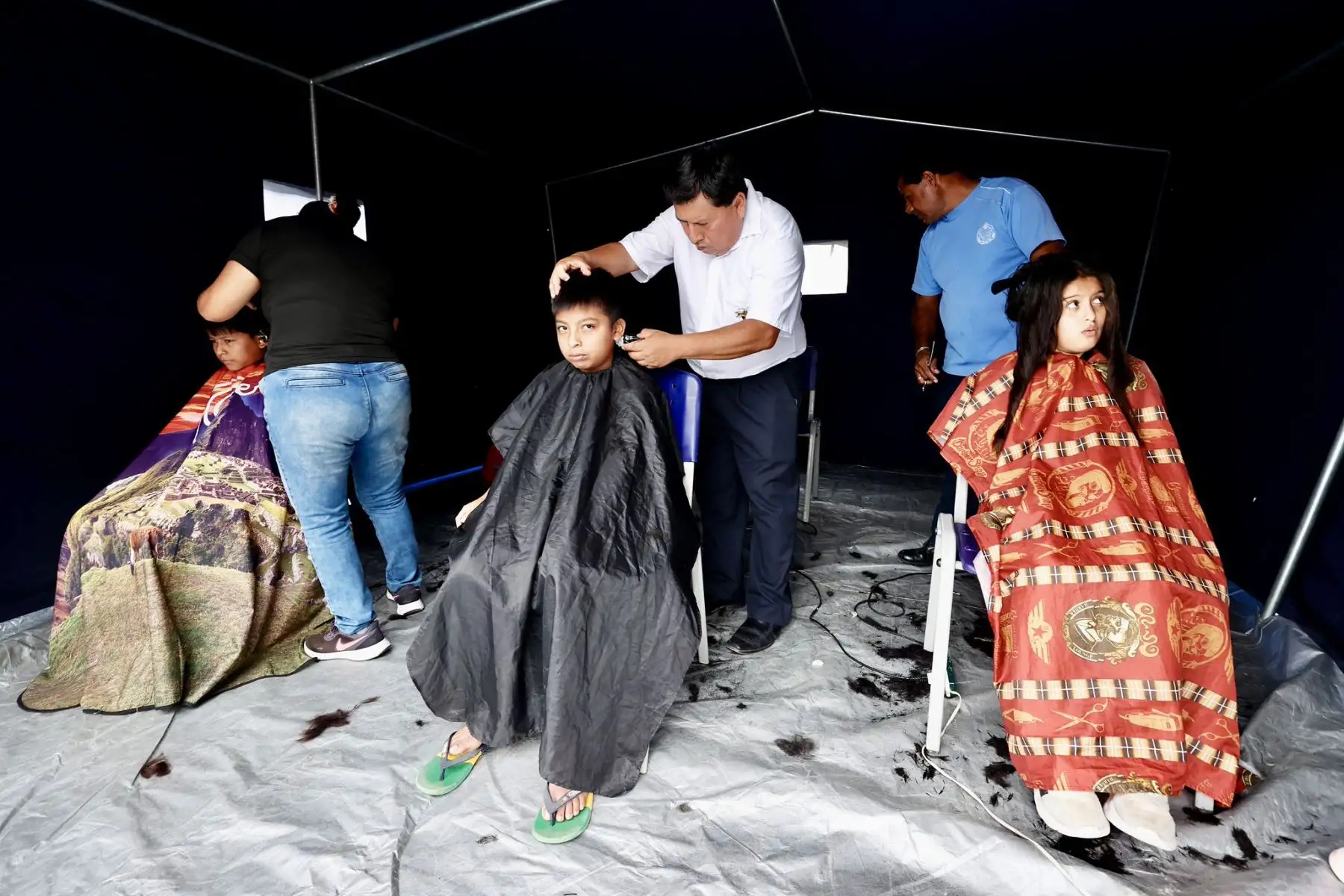 El ministro de Defensa, Amadeo Javier Flores Carcagno, encabezó hoy una nueva acción cívica del programa "Alas de Esperanza" en la provincia de Talara, región Piura, donde la Fuerza Aérea del Perú llevó ayuda humanitaria y atención integral a la población del asentamiento humano Mario Aguirre, en el distrito de Pariñas. Foto: Mindef