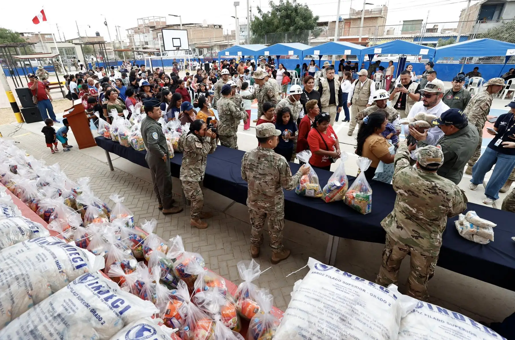 El ministro de Defensa, Amadeo Javier Flores Carcagno, encabezó hoy una nueva acción cívica del programa "Alas de Esperanza" en la provincia de Talara, región Piura, donde la Fuerza Aérea del Perú llevó ayuda humanitaria y atención integral a la población del asentamiento humano Mario Aguirre, en el distrito de Pariñas. Foto: Mindef