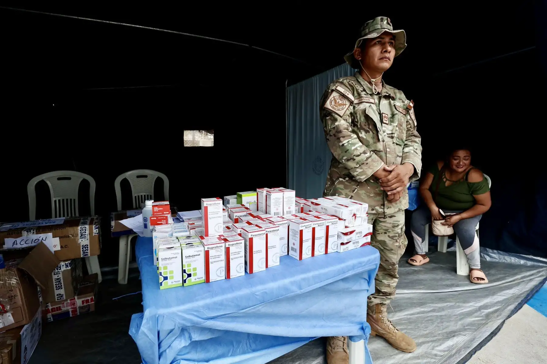 El ministro de Defensa, Amadeo Javier Flores Carcagno, encabezó hoy una nueva acción cívica del programa "Alas de Esperanza" en la provincia de Talara, región Piura, donde la Fuerza Aérea del Perú llevó ayuda humanitaria y atención integral a la población del asentamiento humano Mario Aguirre, en el distrito de Pariñas. Foto: Mindef