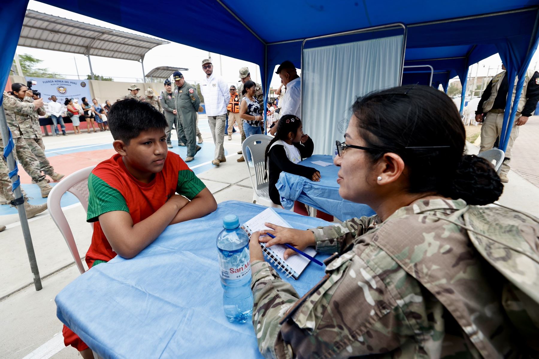 El ministro de Defensa, Amadeo Javier Flores Carcagno, encabezó hoy una nueva acción cívica del programa "Alas de Esperanza" en la provincia de Talara, región Piura, donde la Fuerza Aérea del Perú llevó ayuda humanitaria y atención integral a la población del asentamiento humano Mario Aguirre, en el distrito de Pariñas. Foto: Mindef