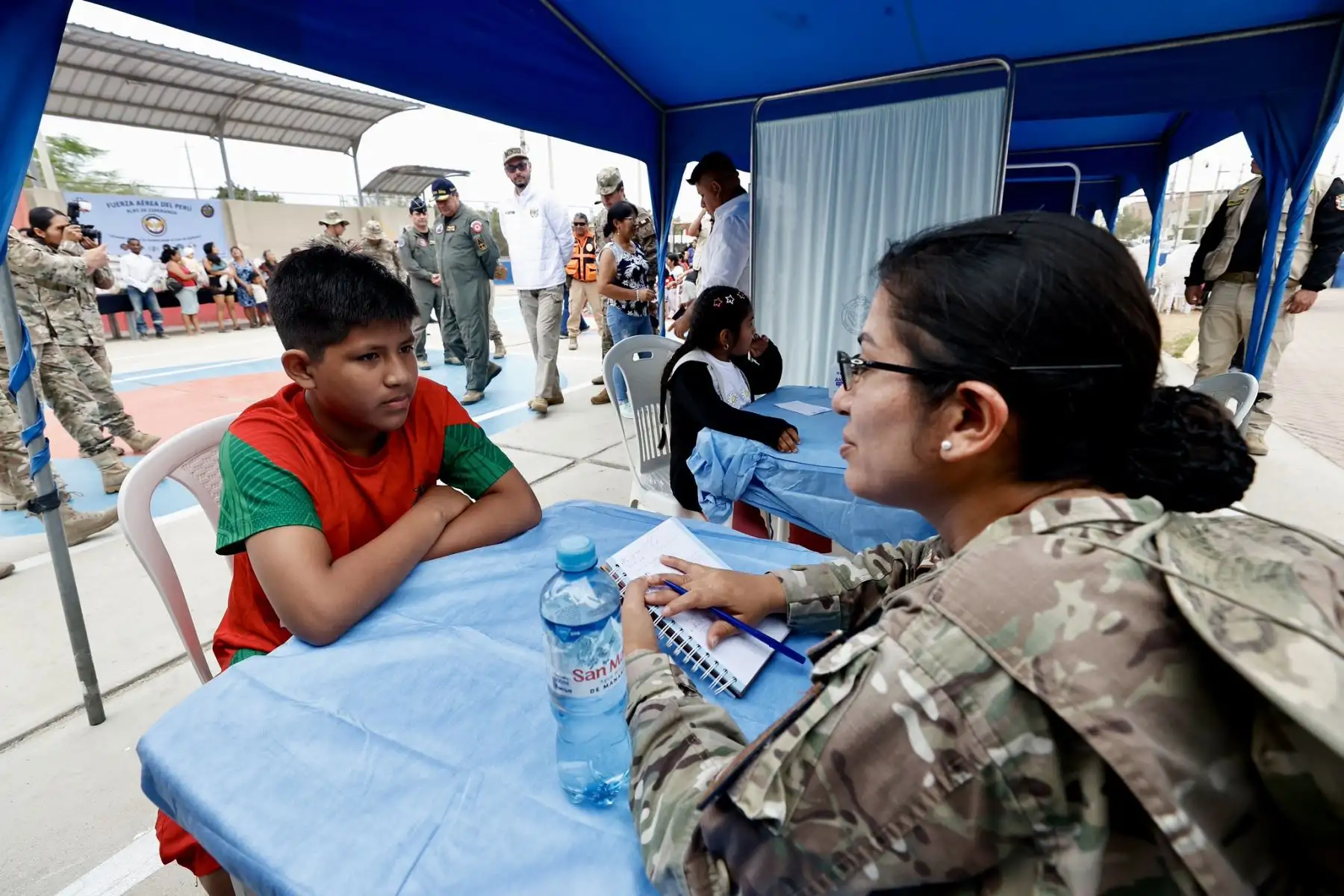 El ministro de Defensa, Amadeo Javier Flores Carcagno, encabezó hoy una nueva acción cívica del programa "Alas de Esperanza" en la provincia de Talara, región Piura, donde la Fuerza Aérea del Perú llevó ayuda humanitaria y atención integral a la población del asentamiento humano Mario Aguirre, en el distrito de Pariñas. Foto: Mindef