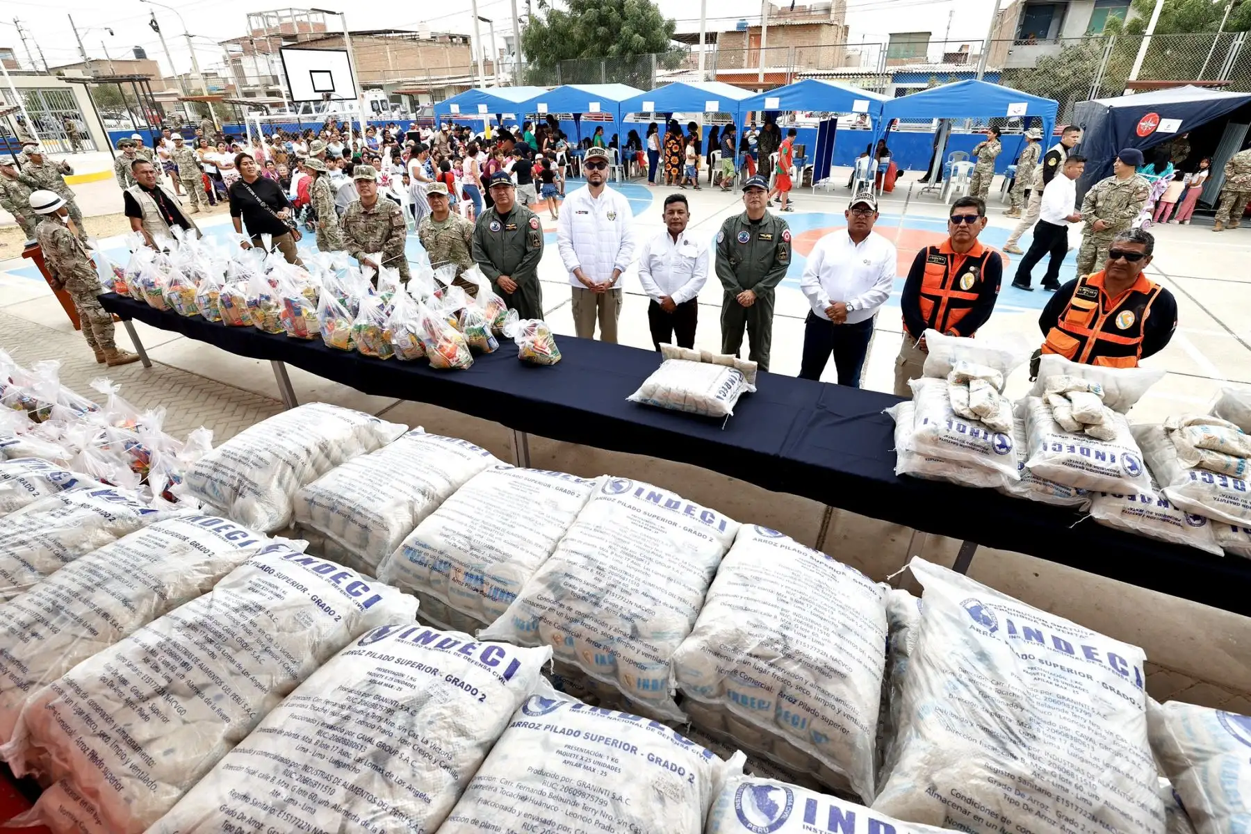 El ministro de Defensa, Amadeo Javier Flores Carcagno, encabezó hoy una nueva acción cívica del programa "Alas de Esperanza" en la provincia de Talara, región Piura, donde la Fuerza Aérea del Perú llevó ayuda humanitaria y atención integral a la población del asentamiento humano Mario Aguirre, en el distrito de Pariñas. Foto: Mindef