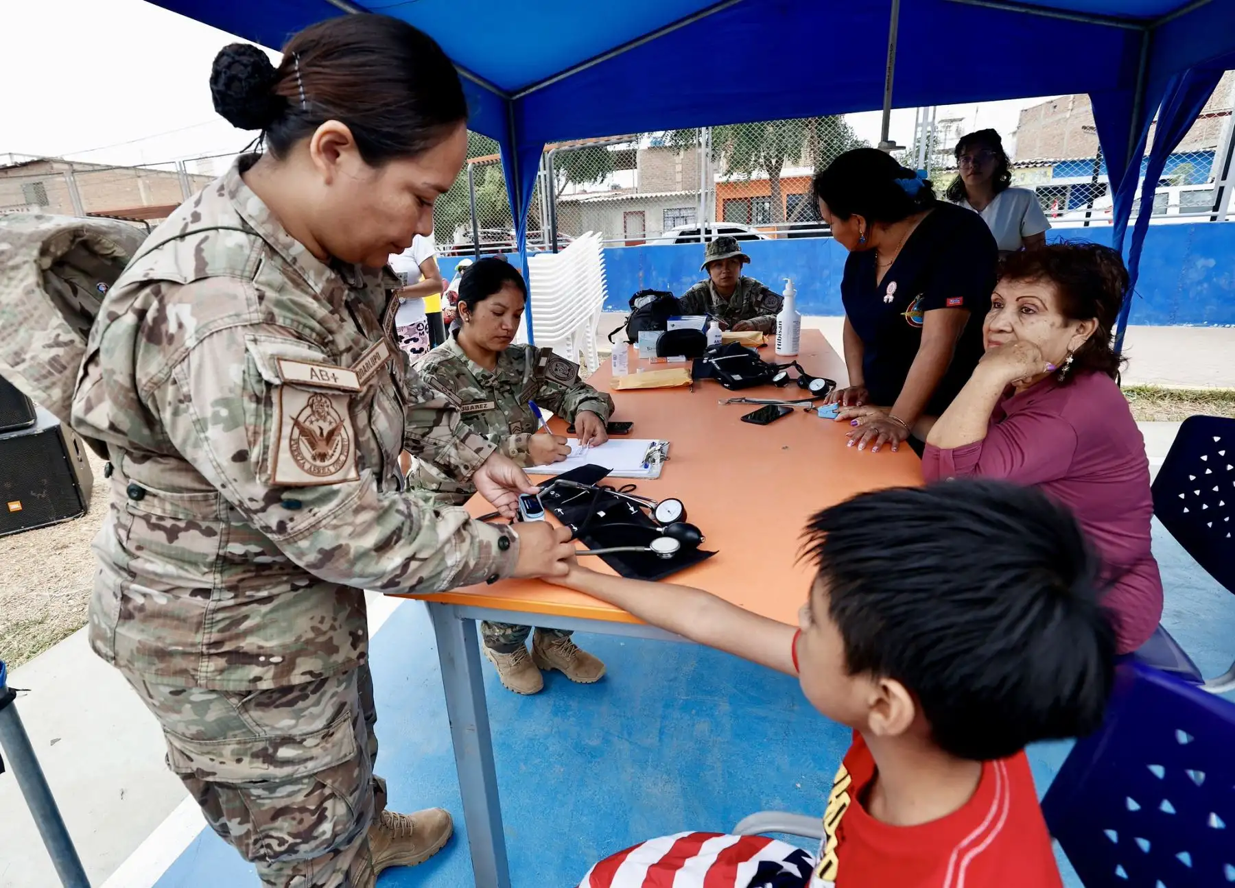 El ministro de Defensa, Amadeo Javier Flores Carcagno, encabezó hoy una nueva acción cívica del programa "Alas de Esperanza" en la provincia de Talara, región Piura, donde la Fuerza Aérea del Perú llevó ayuda humanitaria y atención integral a la población del asentamiento humano Mario Aguirre, en el distrito de Pariñas. Foto: Mindef