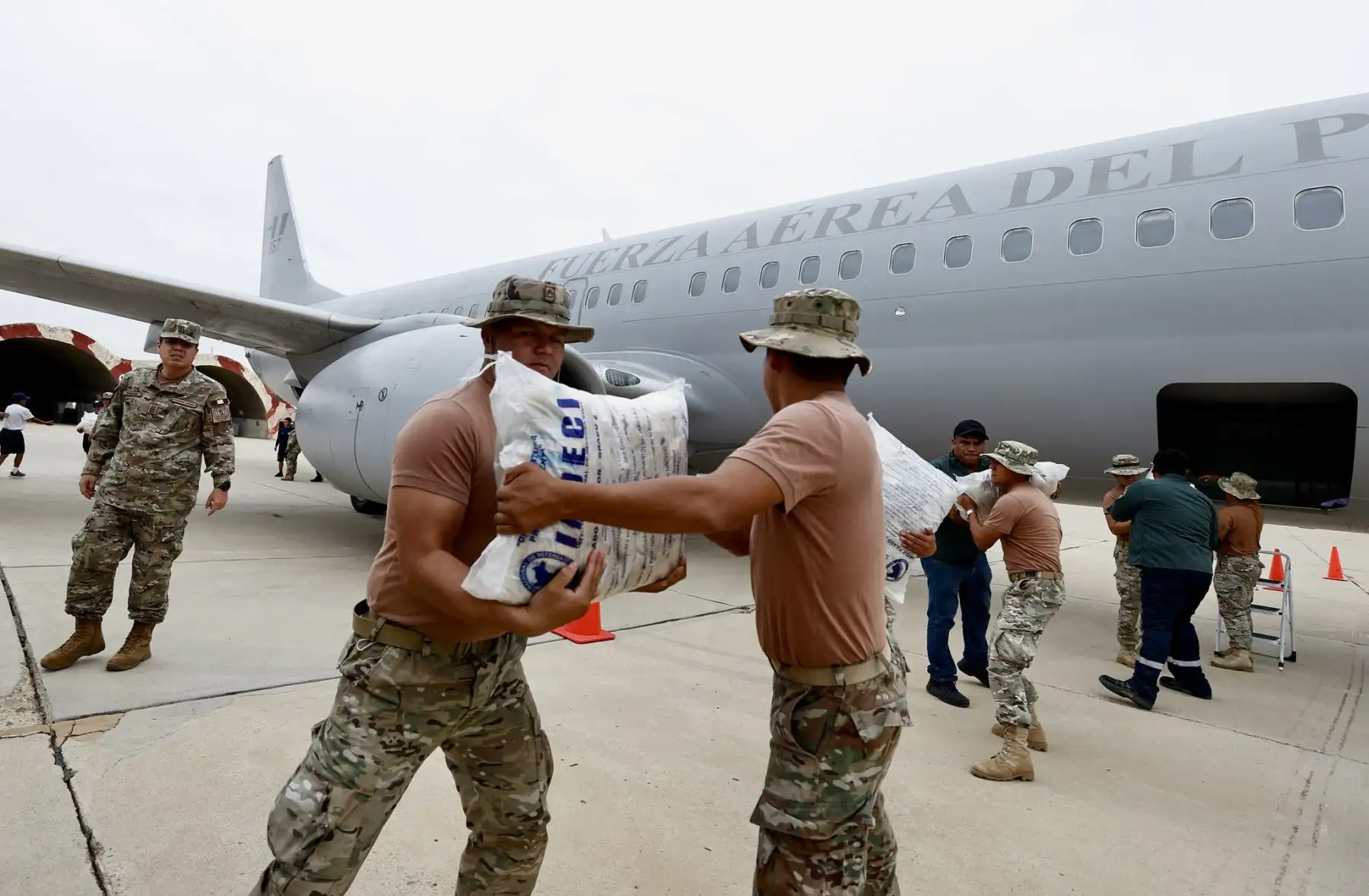 El ministro de Defensa, Amadeo Javier Flores Carcagno, encabezó hoy una nueva acción cívica del programa "Alas de Esperanza" en la provincia de Talara, región Piura, donde la Fuerza Aérea del Perú llevó ayuda humanitaria y atención integral a la población del asentamiento humano Mario Aguirre, en el distrito de Pariñas. Foto: Mindef