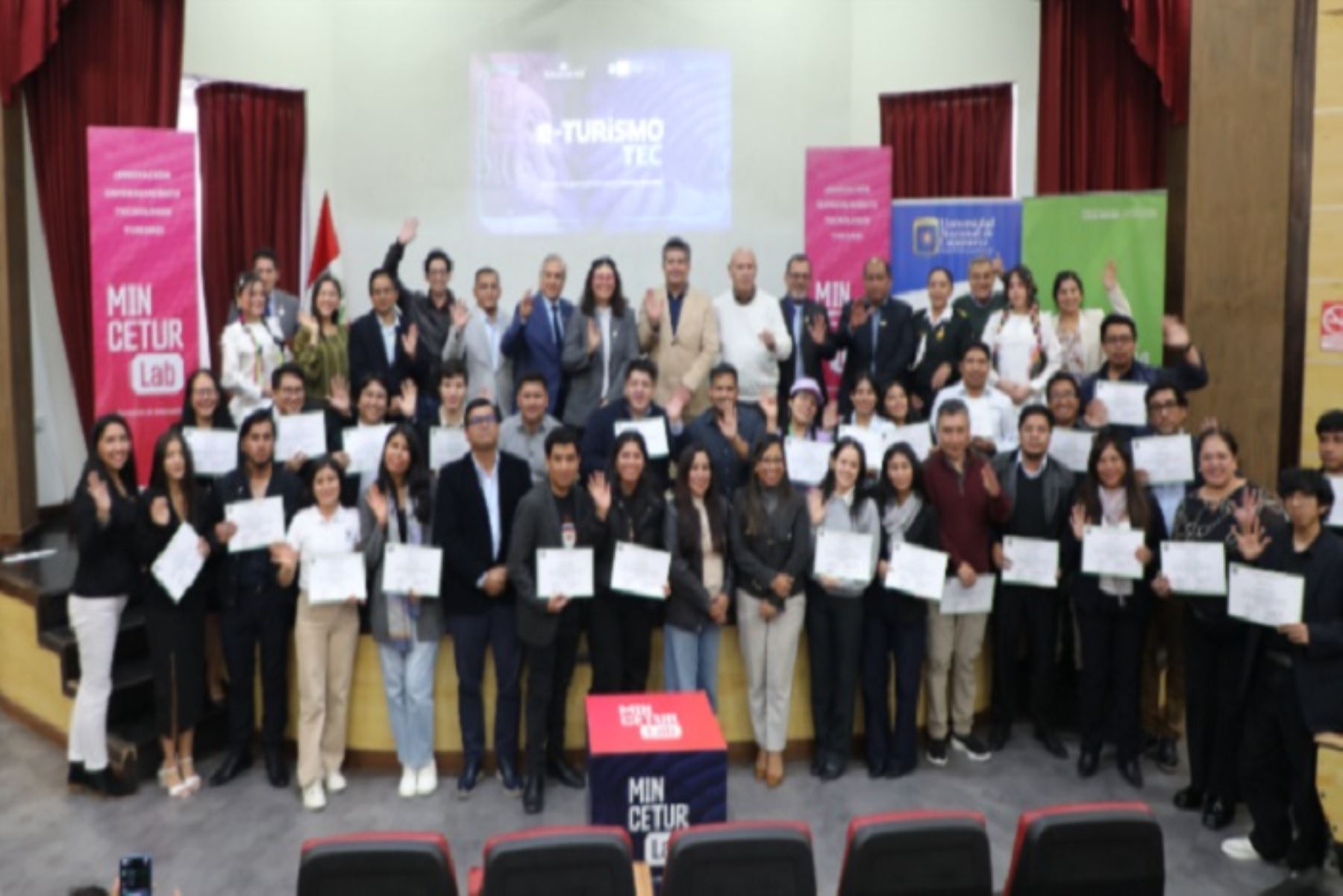 Sector Comercio Exterior y Turismo reconoce a 13 emprendimientos innovadores de 6 regiones
