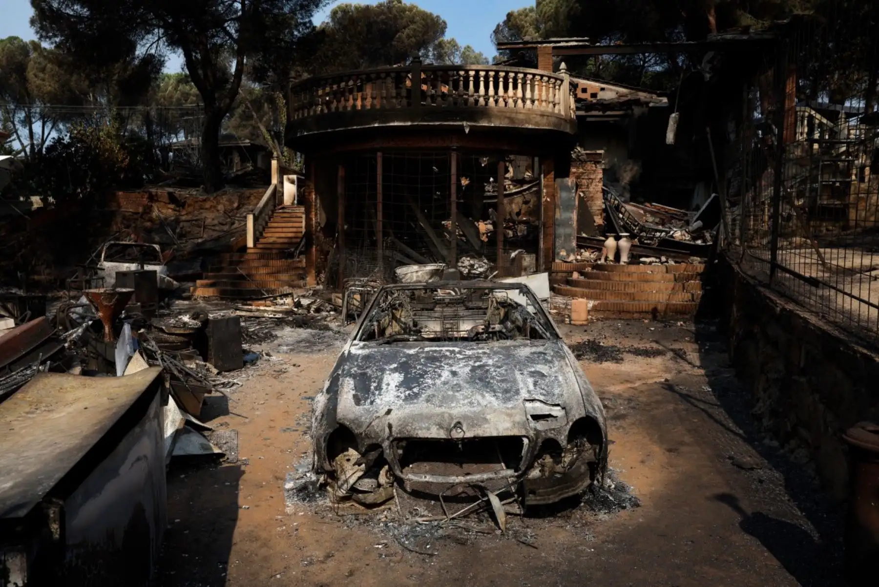 Graves daños en el interior de una vivienda calcinada tras un devastador incendio forestal ocurrido el 26 de julio de 2026 en Pelayos de la Presa, a 65 kilómetros al oeste de Madrid. Los bomberos españoles combatieron un nuevo frente de incendios cerca de la ciudad costera de Valencia, donde se evacuó a al menos 15,000 personas. Foto: AFP