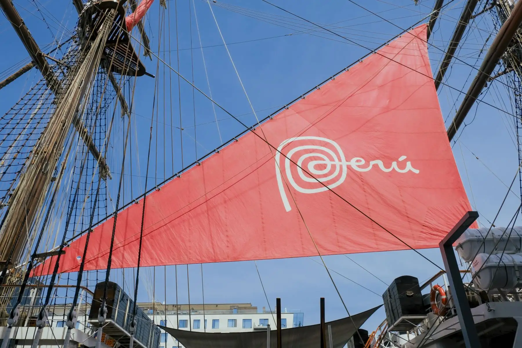 La Comisión de Promoción del Perú para la Exportación y el Turismo (PROMPERÚ), entidad adscrita al Mincetur, llevó la esencia del Perú a Nueva York y Boston a través de la Casa Perú, un espacio de promoción de la Marca Perú instalado a bordo del B.A.P. Unión que permitió acercar la riqueza turística, gastronómica, cultural y exportable del país a más de 40 000 visitantes estadounidenses. Foto: Promperú