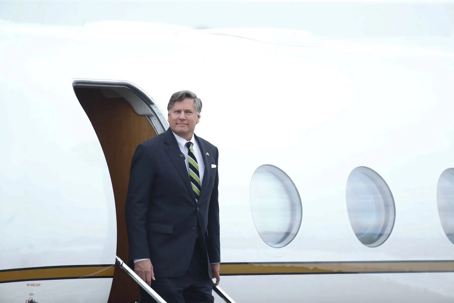 El domingo 26 de julio del 2026 aterrizó en suelo peruano Christopher Landau, vicesecretario de Estado de los Estados Unidos, junto con una delegación de funcionarios gubernamentales del país del norte, quienes participarán en la ceremonia de Transmisión del Mando Supremo a Keiko Fujimori, que asumirá funciones como presidenta de la República el 28 de julio. Fueron recibidos por el embajador Bernie Navarro. Foto: ANDINA/Daniel Bracamonte