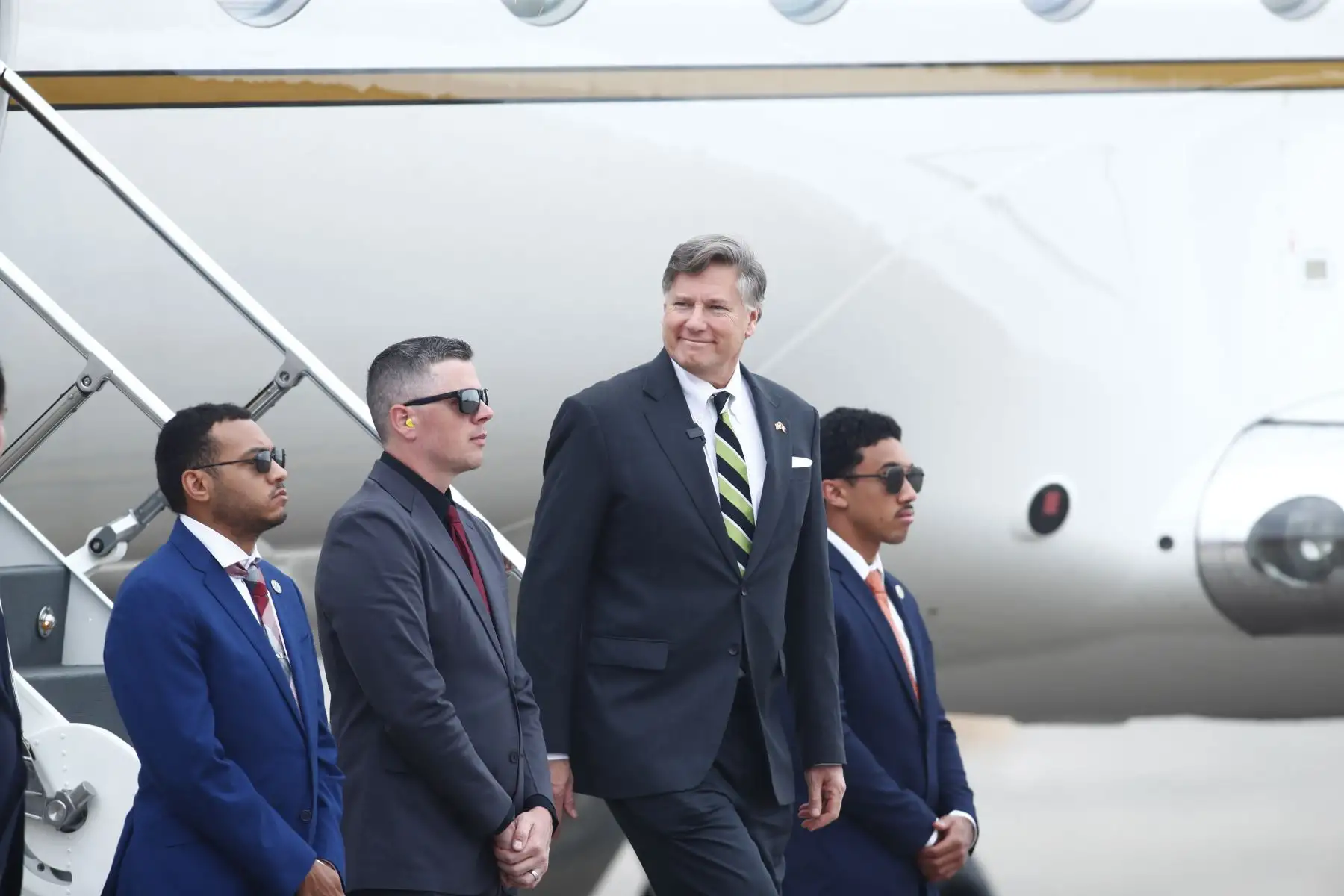 El domingo 26 de julio del 2026 aterrizó en suelo peruano Christopher Landau, vicesecretario de Estado de los Estados Unidos, junto con una delegación de funcionarios gubernamentales del país del norte, quienes participarán en la ceremonia de Transmisión del Mando Supremo a Keiko Fujimori, que asumirá funciones como presidenta de la República el 28 de julio. Fueron recibidos por el embajador Bernie Navarro. Foto: ANDINA/Daniel Bracamonte