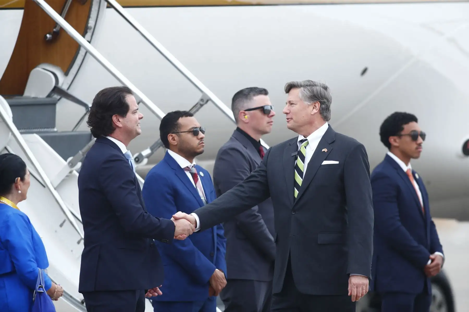El domingo 26 de julio del 2026 aterrizó en suelo peruano Christopher Landau, vicesecretario de Estado de los Estados Unidos, junto con una delegación de funcionarios gubernamentales del país del norte, quienes participarán en la ceremonia de Transmisión del Mando Supremo a Keiko Fujimori, que asumirá funciones como presidenta de la República el 28 de julio. Fueron recibidos por el embajador Bernie Navarro. Foto: ANDINA/Daniel Bracamonte