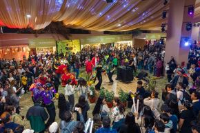 La Feria Perú, Mucho Gusto Tacna 2026 fue un éxito. Promperú resaltó que la feria gastronómica recibió más de 215,000 visitantes, incluyendo 12,000 turistas extranjeros, quienes disfrutaron de los platos emblemáticos peruanos. ANDINA/Difusión