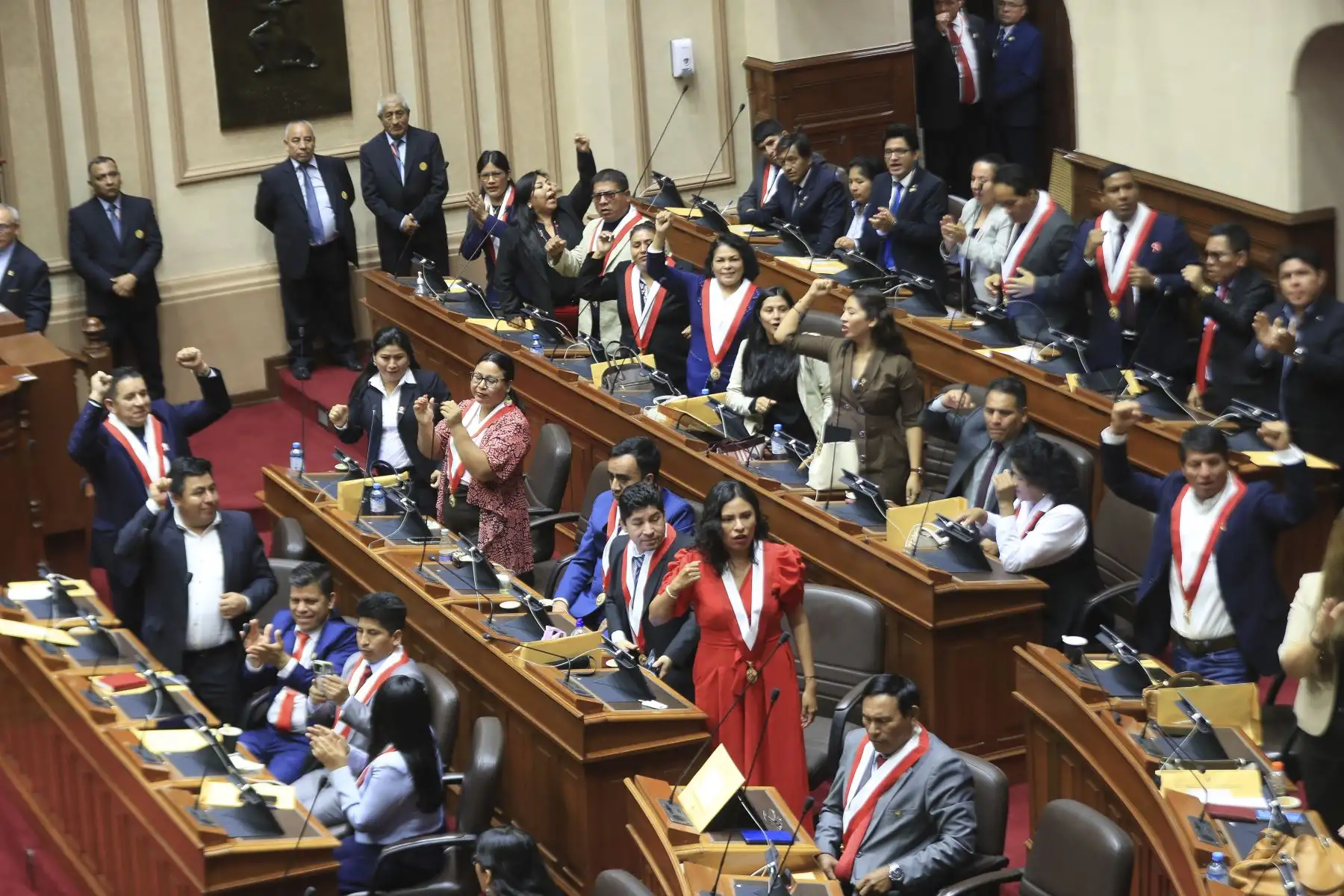 El diputado de la bancada del Buen Gobierno, Oscar Reto Otero fue electo presidente de la Cámara de Diputados para el periodo 2026-2027, tras la elección de la mesa directiva de esa cámara desarrollado este domingo en el Parlamento. La Mesa Directiva la completan Analí Márquez Huanca (Juntos por el Perú) como primera vicepresidenta; Harvey Colchado (Ahora Nación), como segundo presidente; y José Yataco (Partido Político Obras) como tercer vicepresidente. Foto: ANDINA/Ricardo Cuba