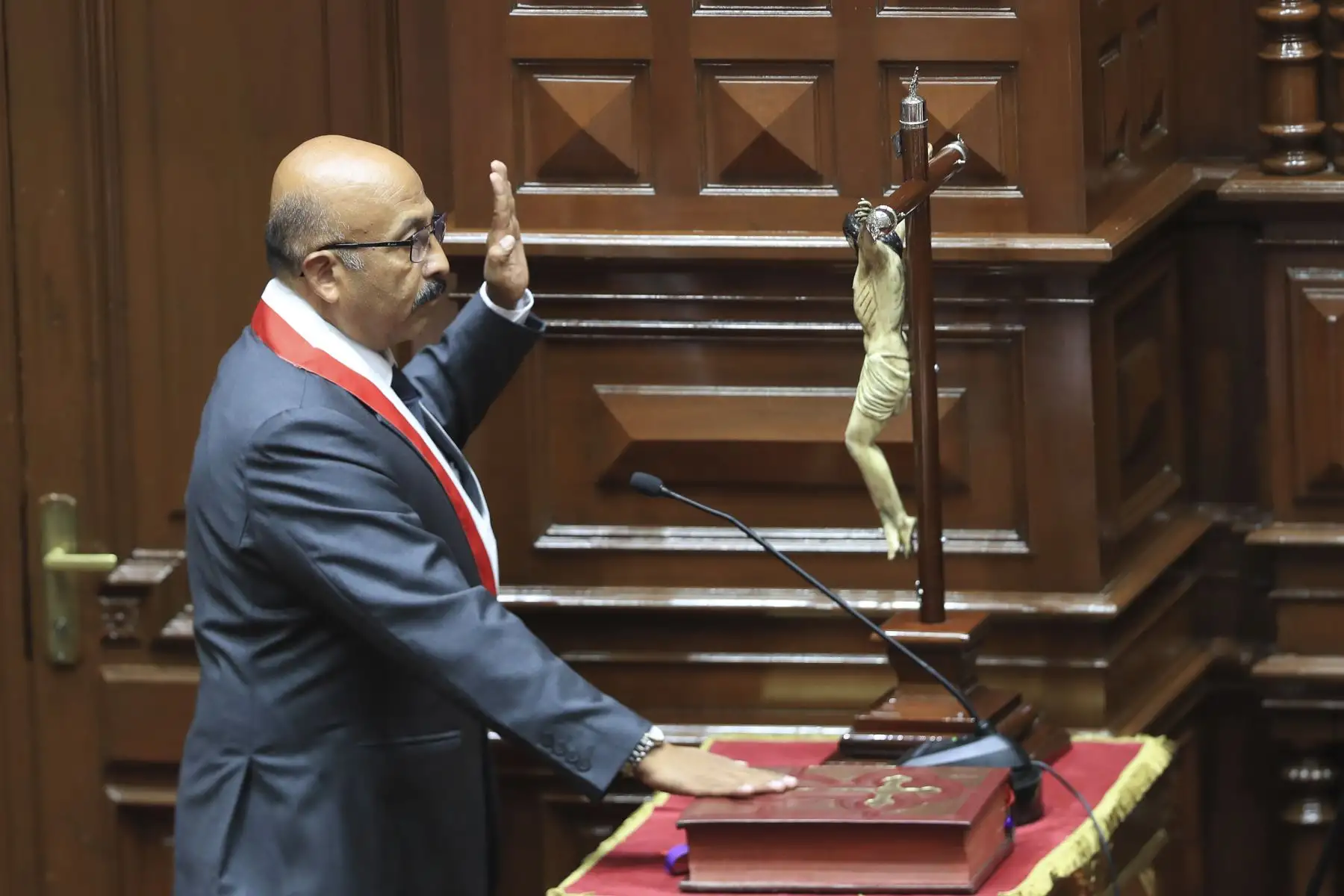 El diputado de la bancada del Buen Gobierno, Oscar Reto Otero fue electo presidente de la Cámara de Diputados para el periodo 2026-2027, tras la elección de la mesa directiva de esa cámara desarrollado este domingo en el Parlamento. La Mesa Directiva la completan Analí Márquez Huanca (Juntos por el Perú) como primera vicepresidenta; Harvey Colchado (Ahora Nación), como segundo presidente; y José Yataco (Partido Político Obras) como tercer vicepresidente. Foto: ANDINA/Ricardo Cuba