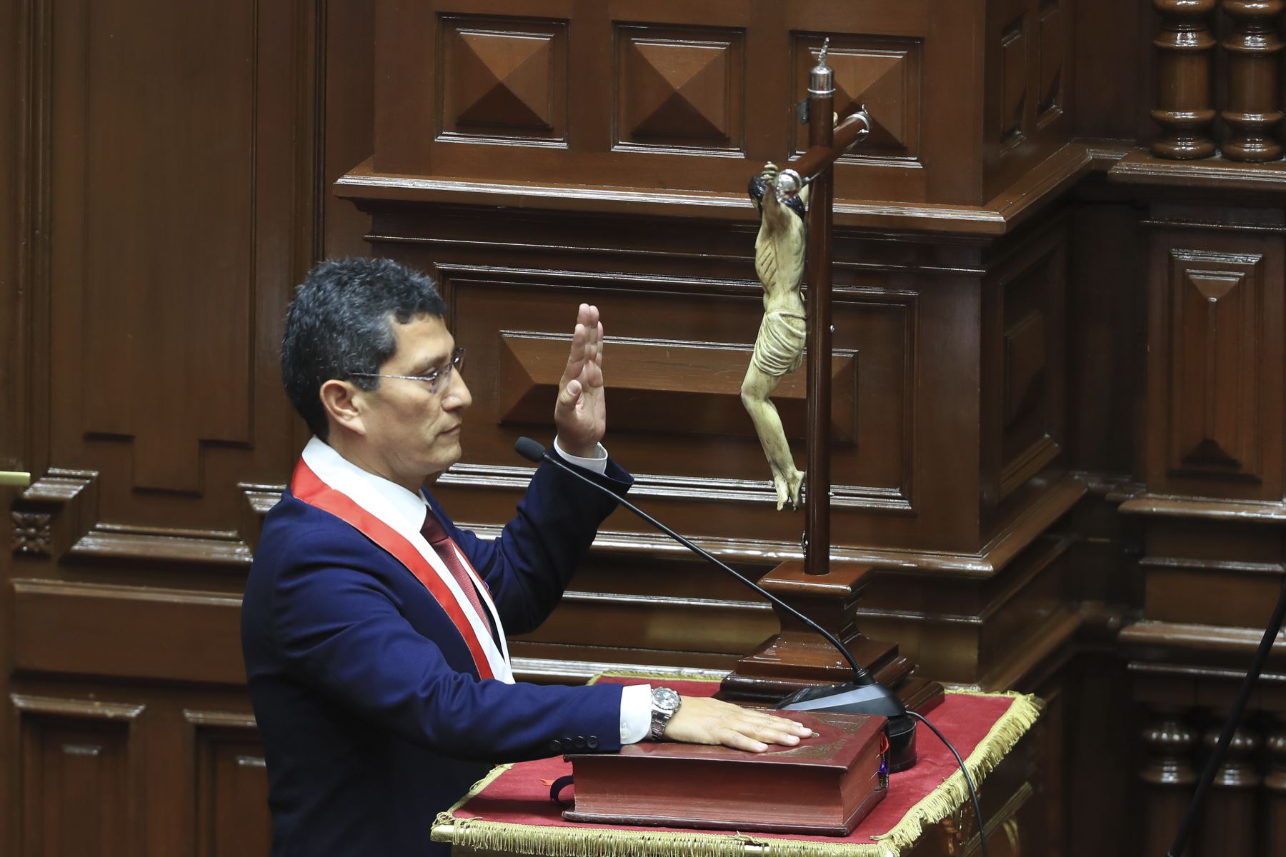El diputado de la bancada del Buen Gobierno, Oscar Reto Otero fue electo presidente de la Cámara de Diputados para el periodo 2026-2027, tras la elección de la mesa directiva de esa cámara desarrollado este domingo en el Parlamento. La Mesa Directiva la completan Analí Márquez Huanca (Juntos por el Perú) como primera vicepresidenta; Harvey Colchado (Ahora Nación), como segundo presidente; y José Yataco (Partido Político Obras) como tercer vicepresidente. Foto: ANDINA/Ricardo Cuba