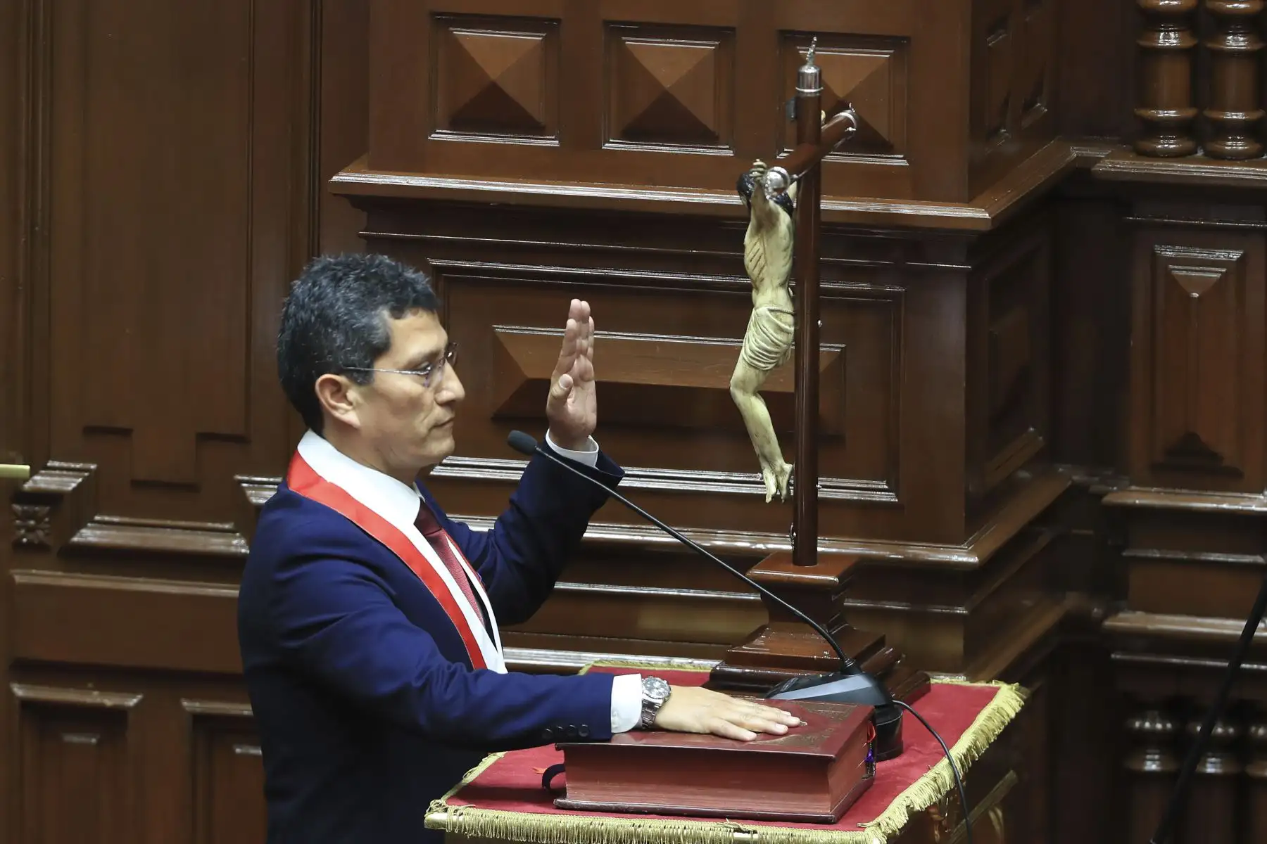 El diputado de la bancada del Buen Gobierno, Oscar Reto Otero fue electo presidente de la Cámara de Diputados para el periodo 2026-2027, tras la elección de la mesa directiva de esa cámara desarrollado este domingo en el Parlamento. La Mesa Directiva la completan Analí Márquez Huanca (Juntos por el Perú) como primera vicepresidenta; Harvey Colchado (Ahora Nación), como segundo presidente; y José Yataco (Partido Político Obras) como tercer vicepresidente. Foto: ANDINA/Ricardo Cuba
